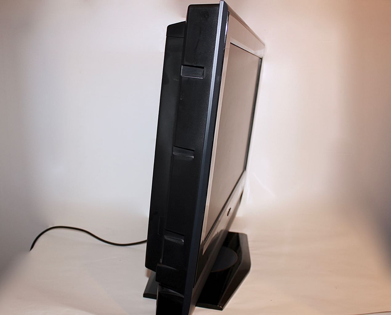 Logitech Harmony 650 Universal Remote with Insignia 26" Flatpanel LCD TV