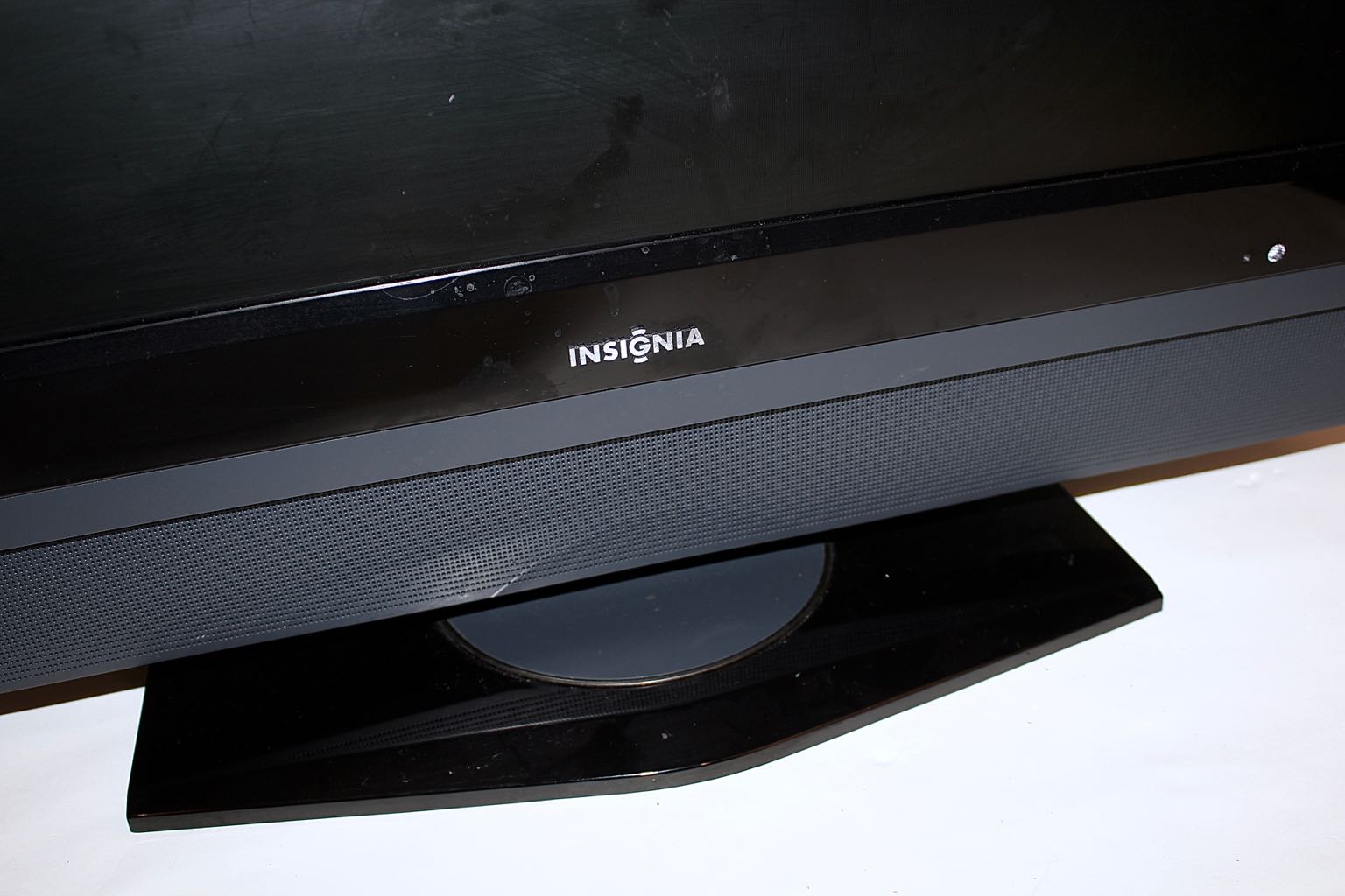 Logitech Harmony 650 Universal Remote with Insignia 26" Flatpanel LCD TV