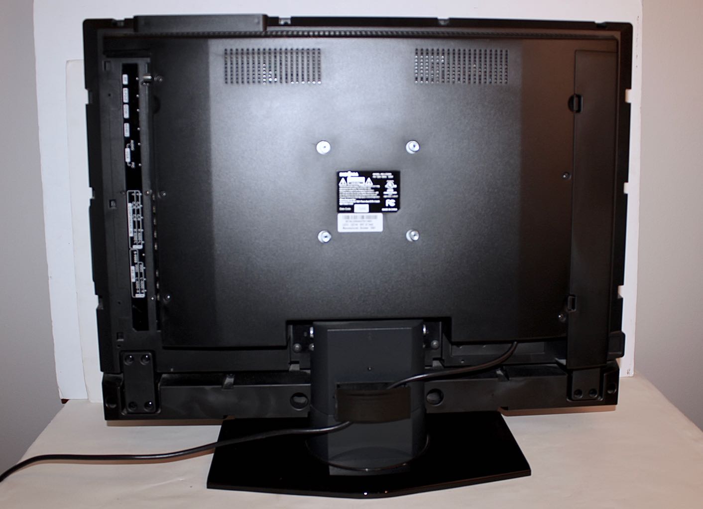 Logitech Harmony 650 Universal Remote with Insignia 26" Flatpanel LCD TV