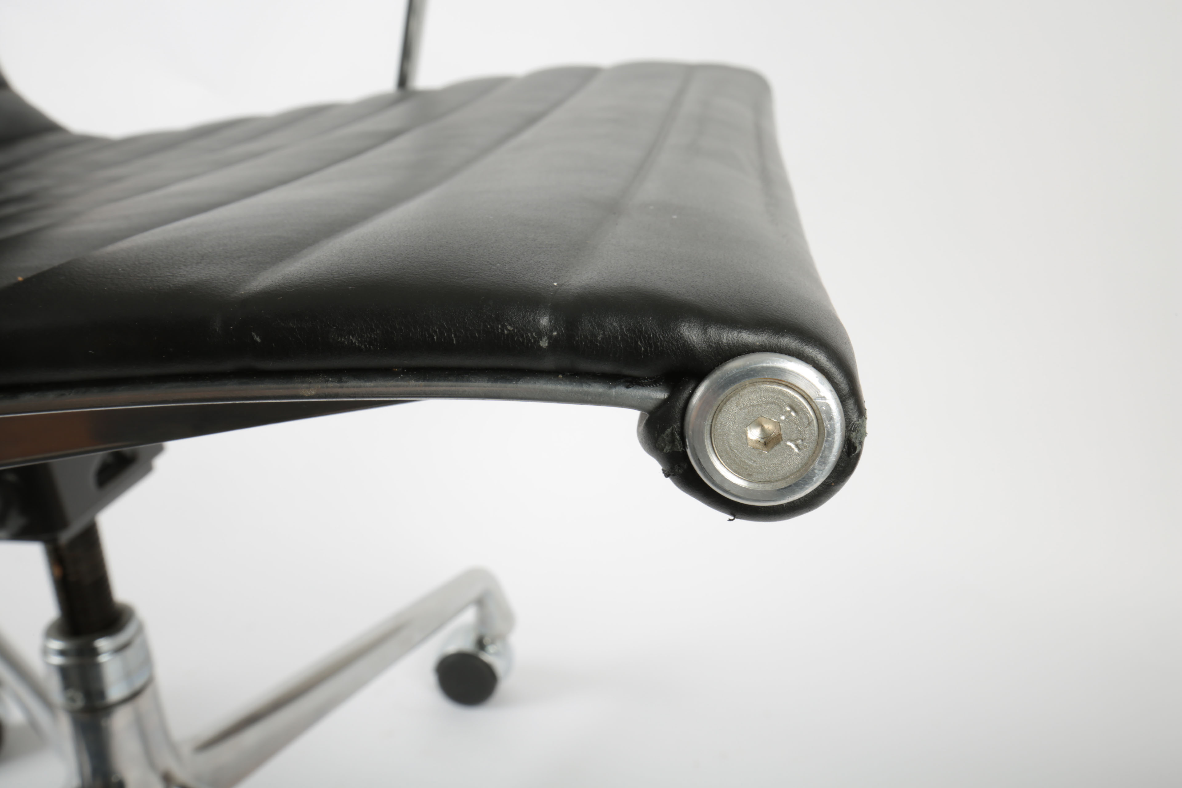 Eames Style "Aluminum Group Management Chair"