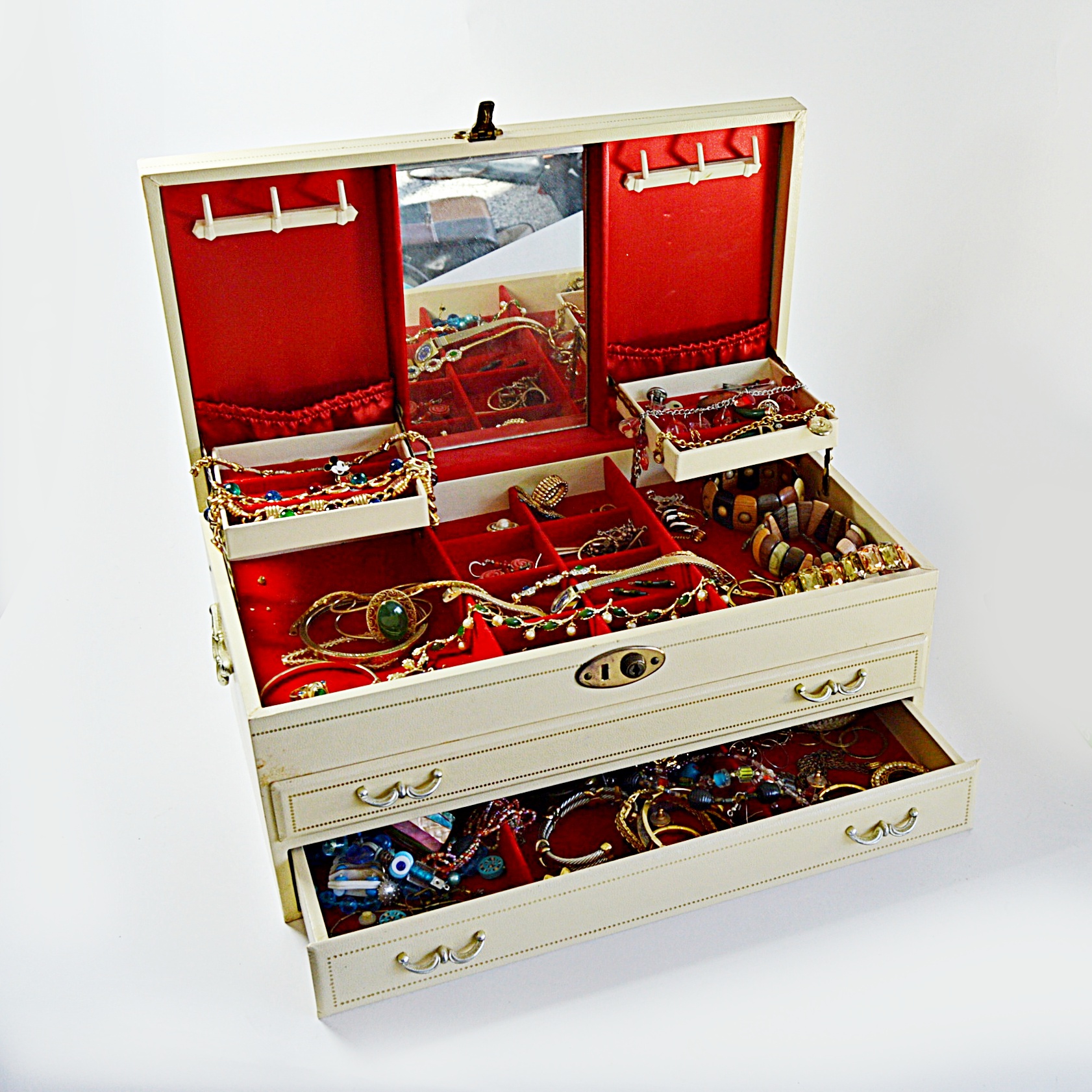 Vintage Jewelry Box with Jewelry