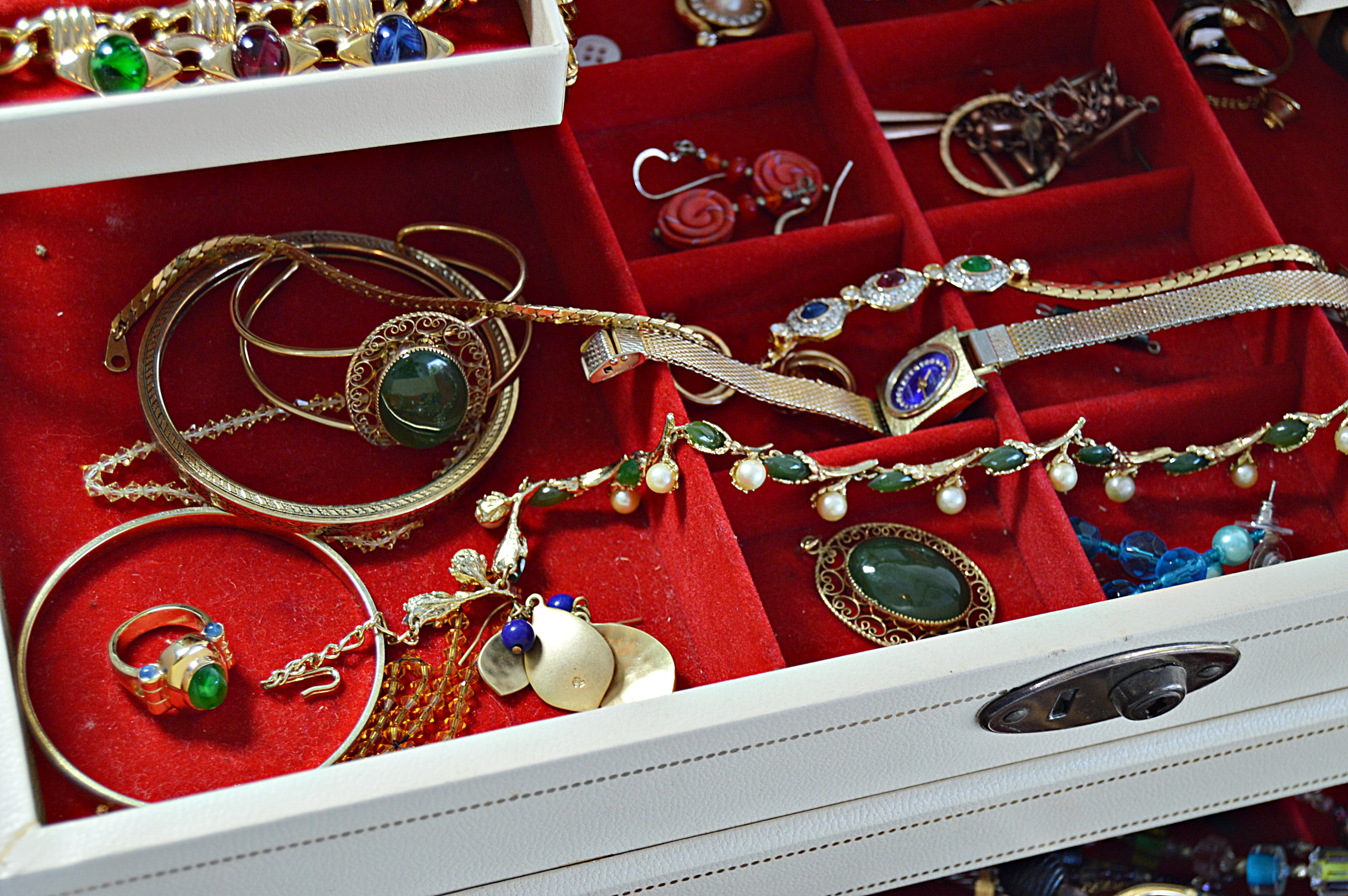 Vintage Jewelry Box with Jewelry