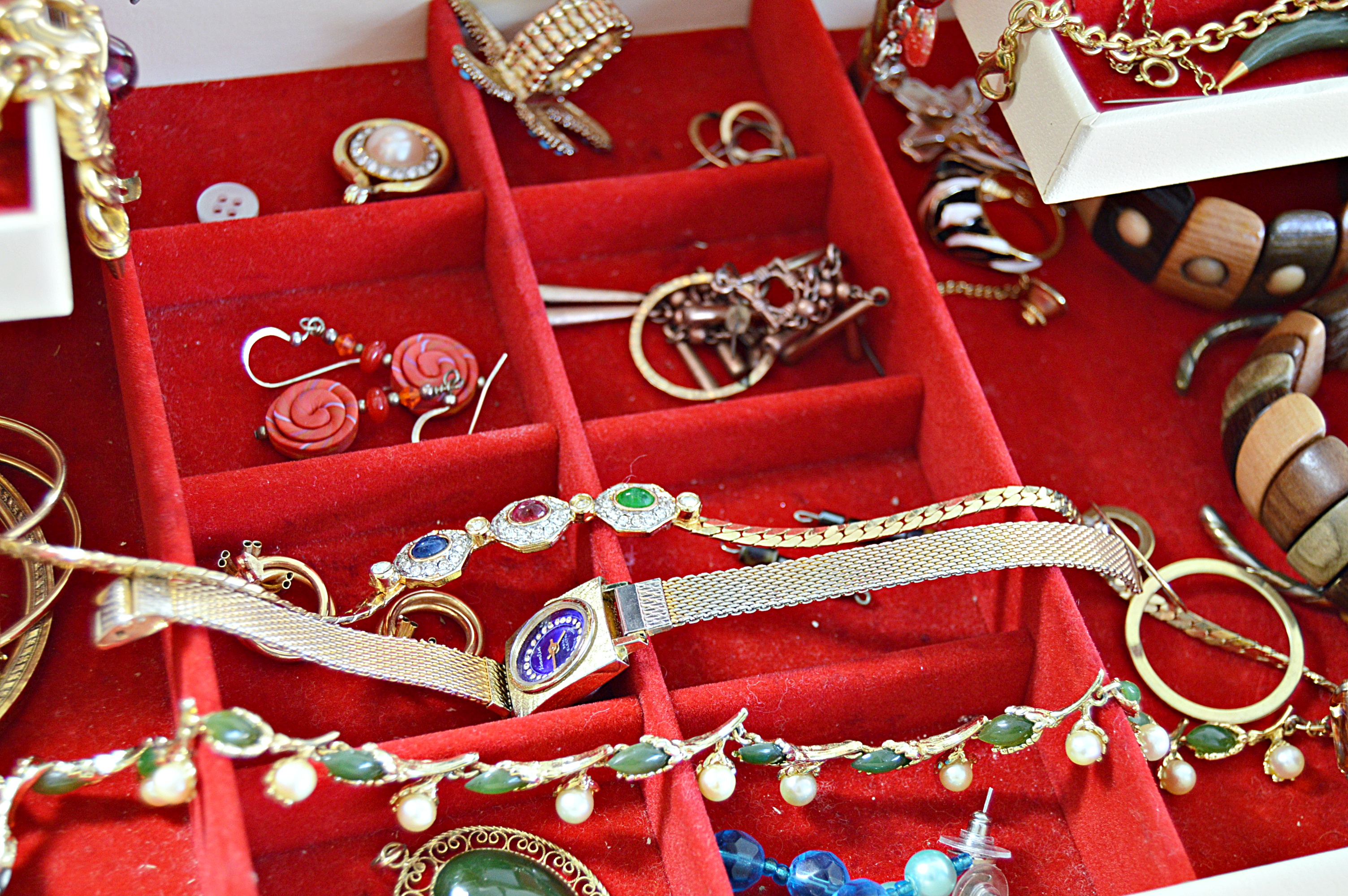 Vintage Jewelry Box with Jewelry