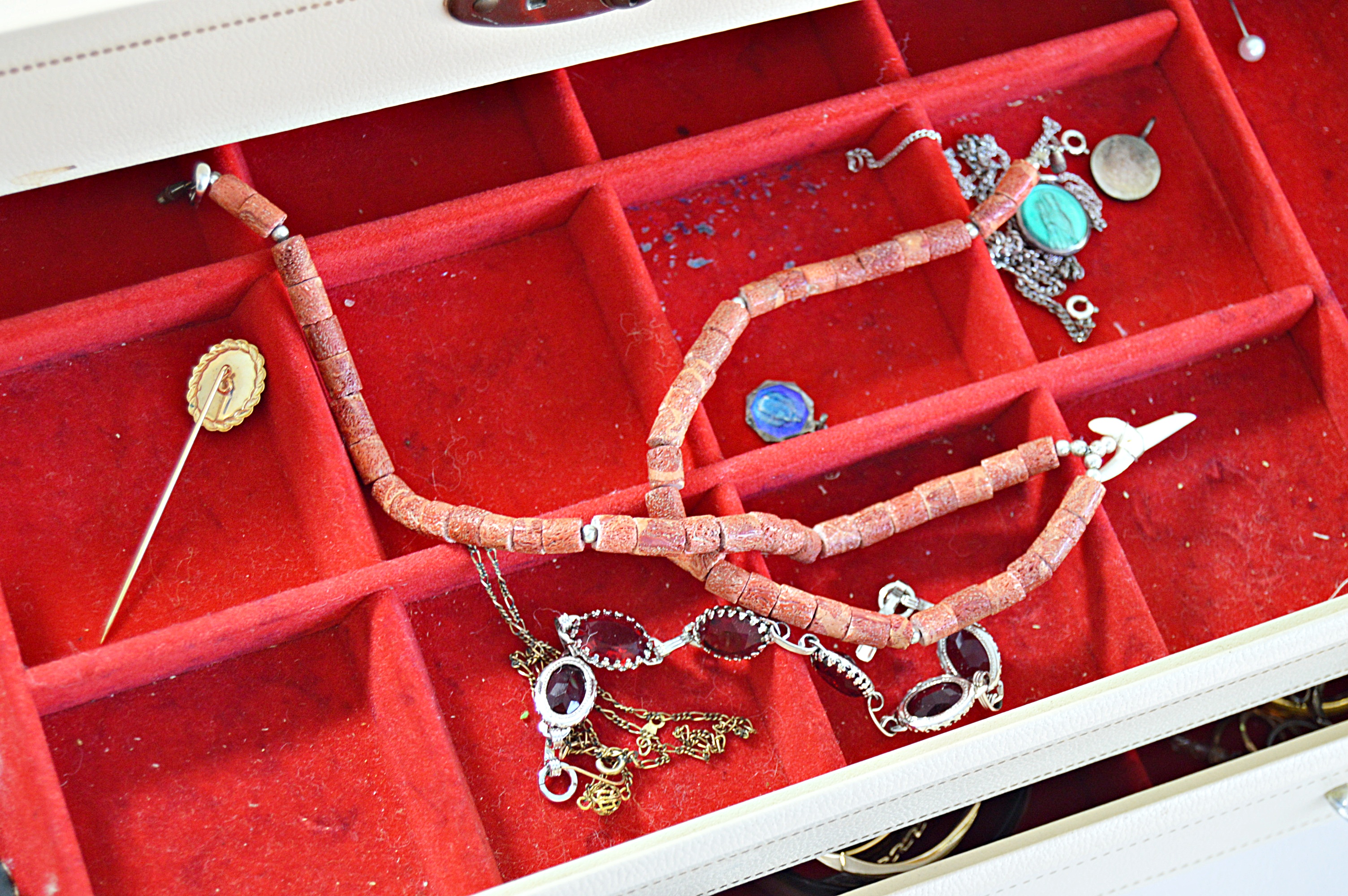 Vintage Jewelry Box with Jewelry