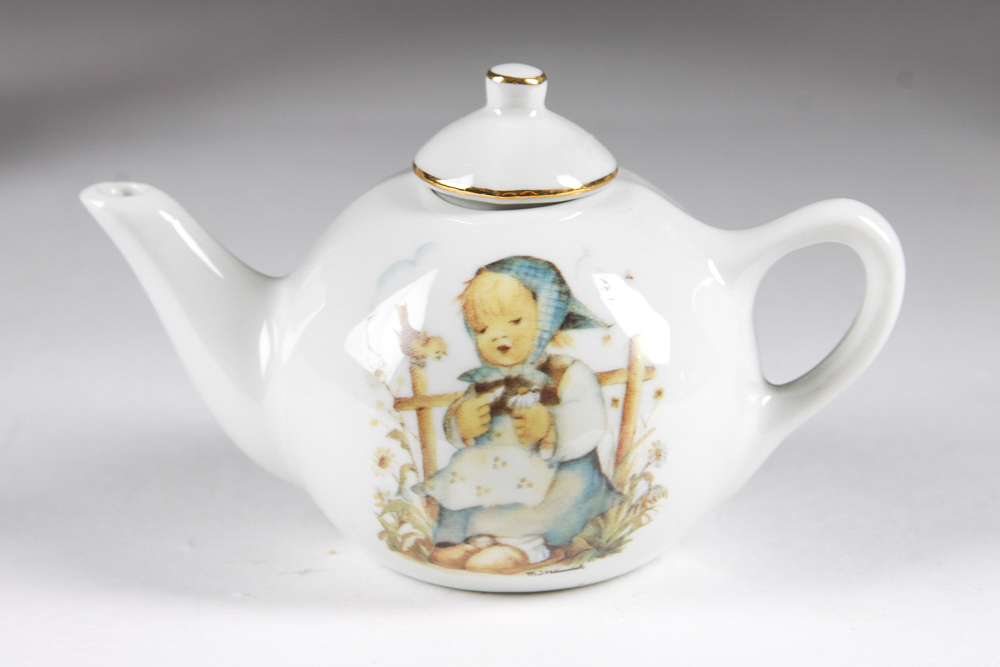 Reutter Hummel "He Loves Me" Porcelain Child's Tea Set