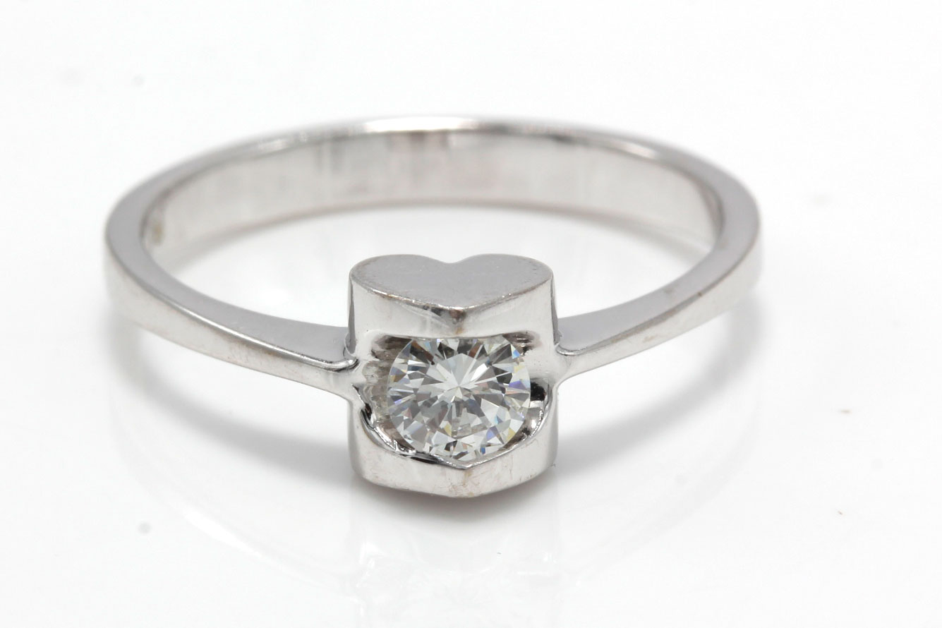 18K White Gold Diamond Heart Ring