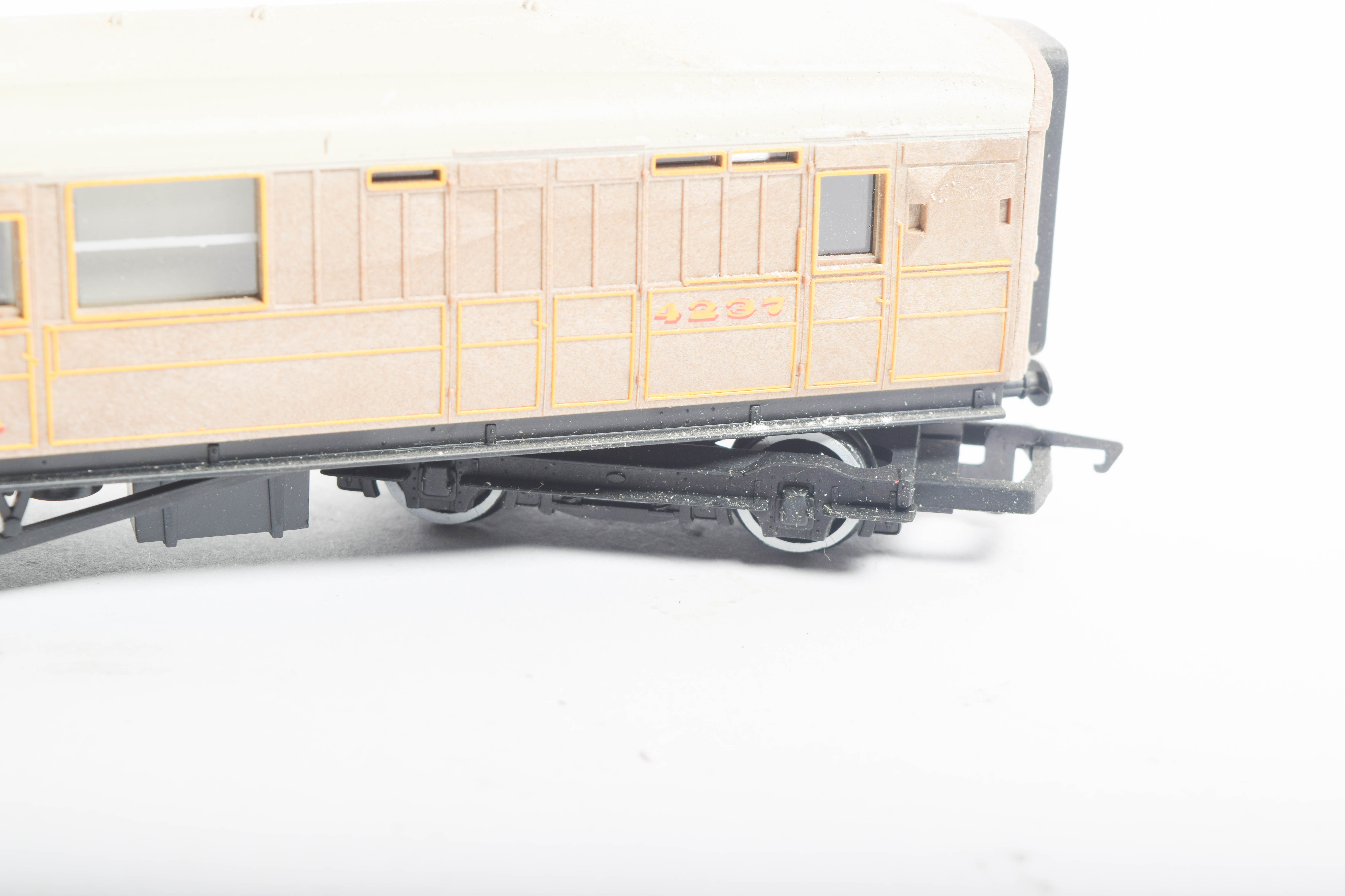 LNER by Hornby OO Scale Passenger Car Set