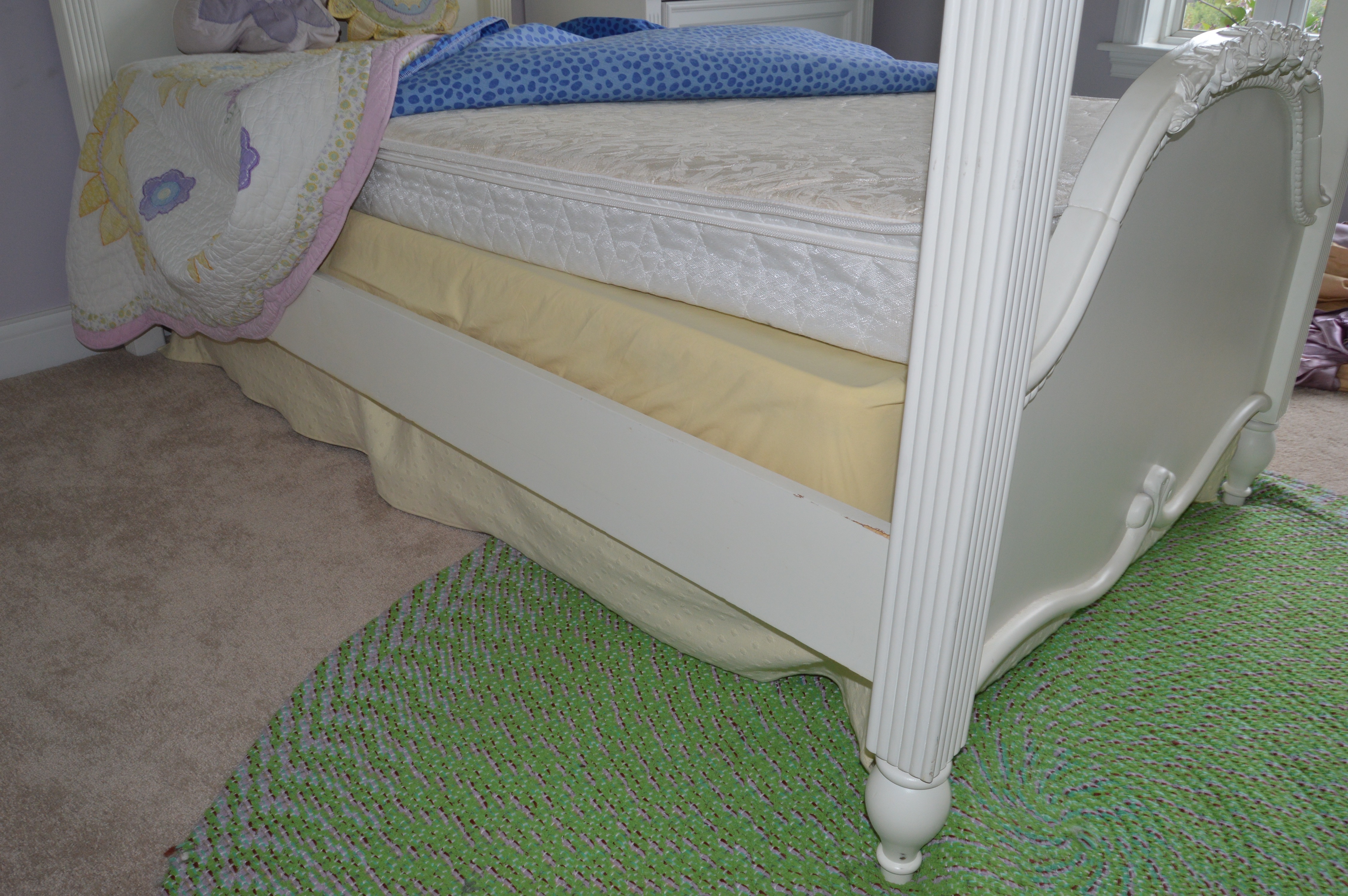 Shabby Chic Style Twin Size Poster Bed, Quilt, and Accessories
