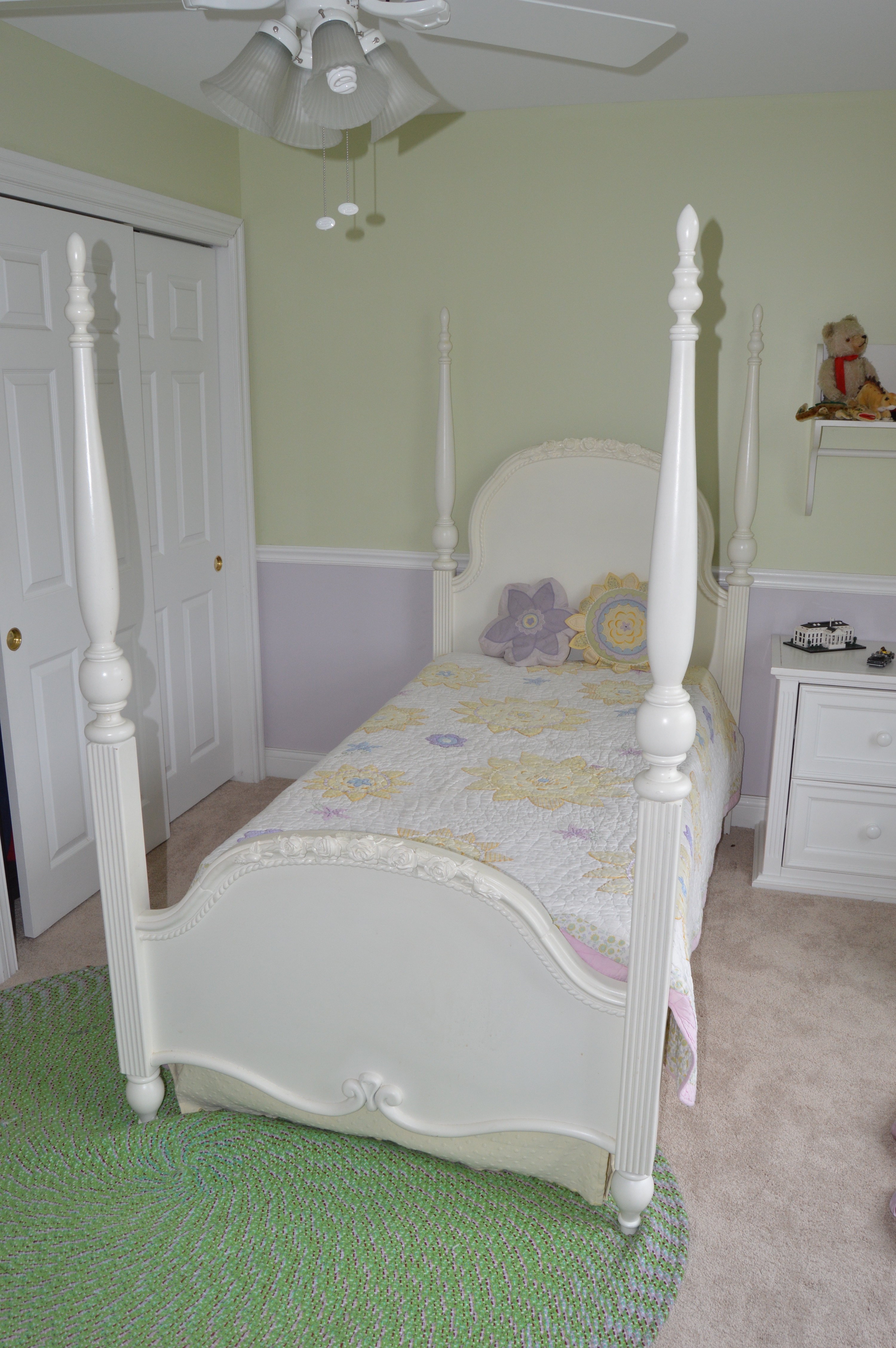 Shabby Chic Style Twin Size Poster Bed, Quilt, and Accessories