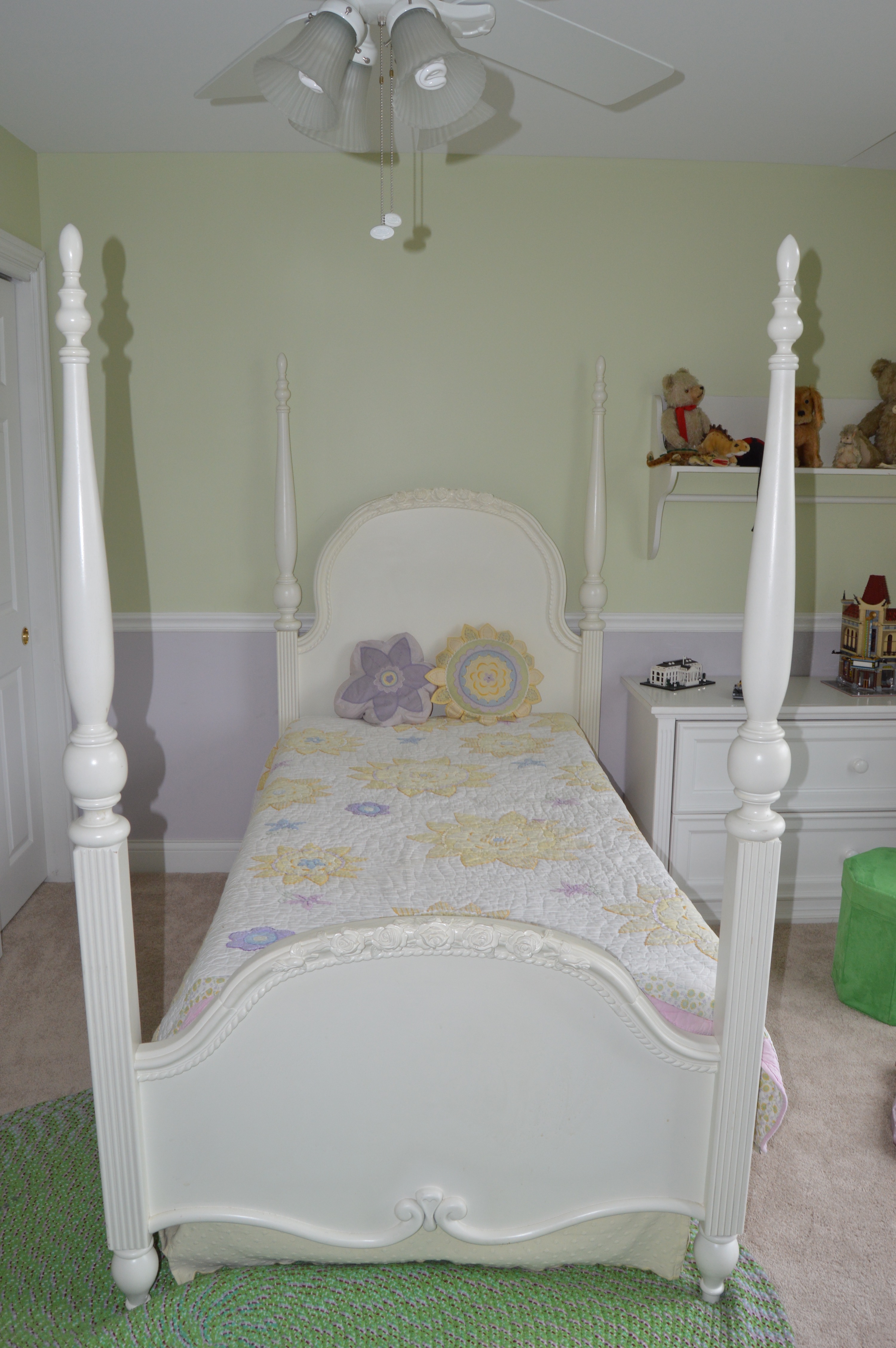 Shabby Chic Style Twin Size Poster Bed, Quilt, and Accessories