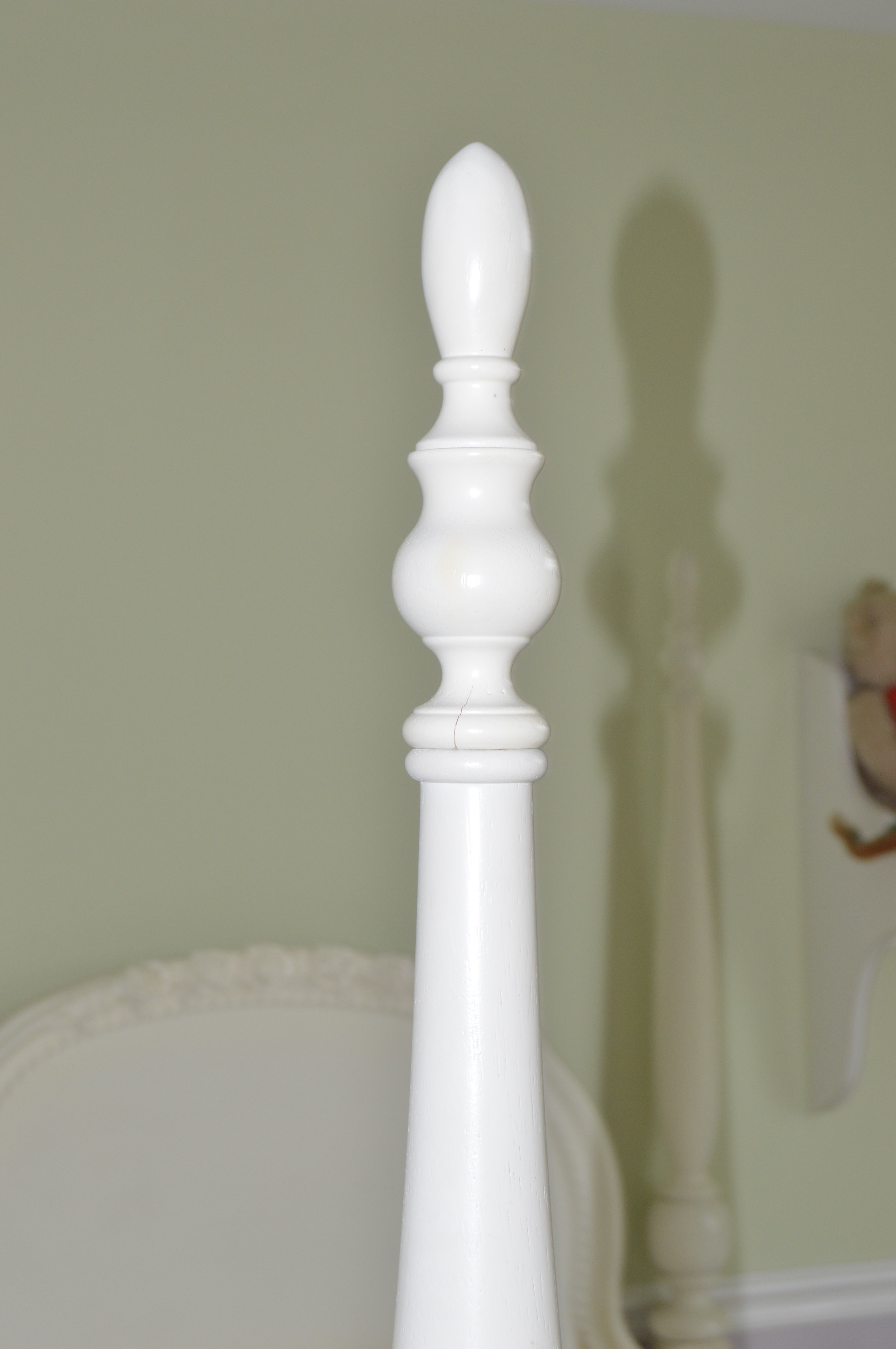 Shabby Chic Style Twin Size Poster Bed, Quilt, and Accessories