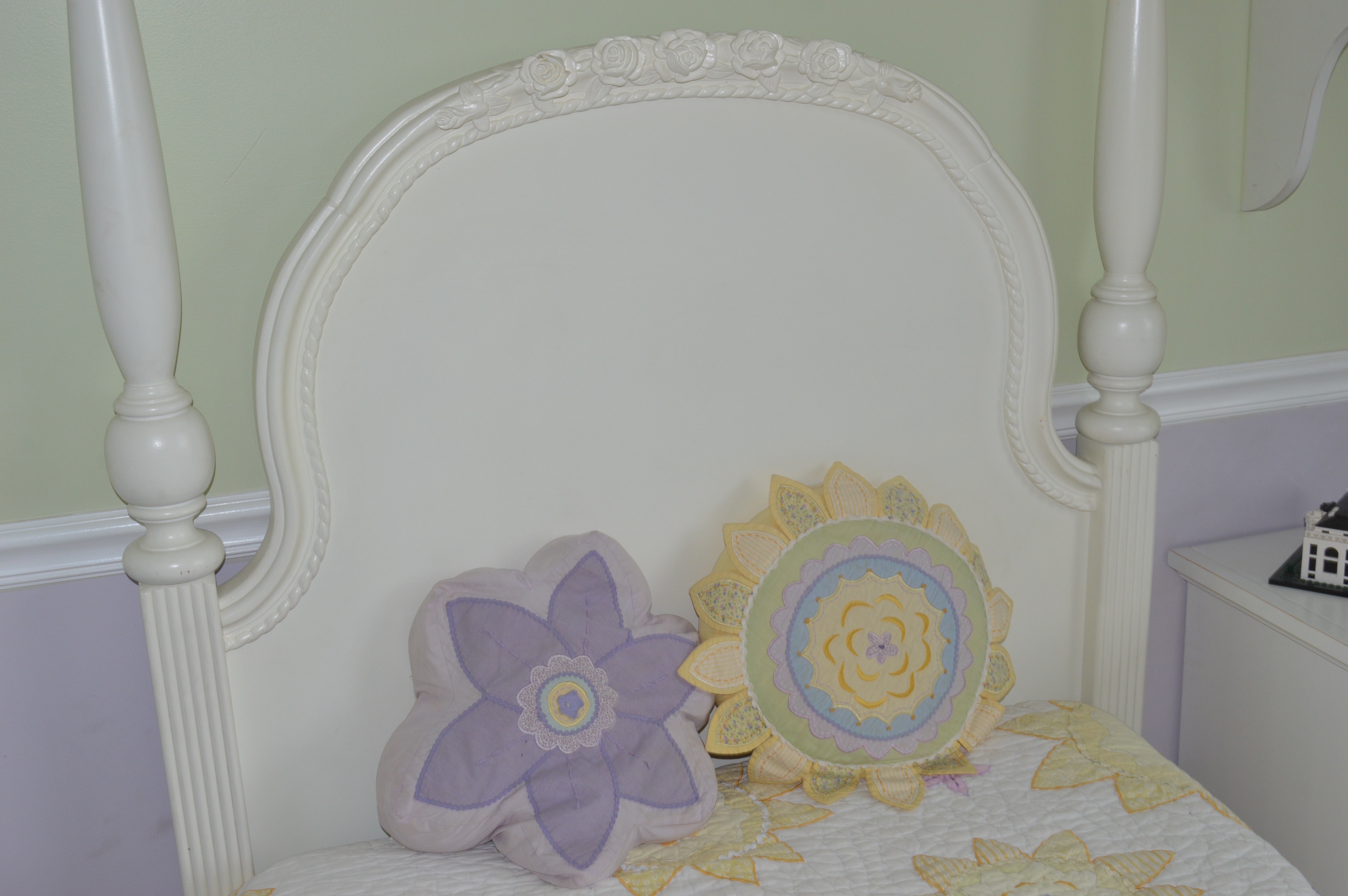 Shabby Chic Style Twin Size Poster Bed, Quilt, and Accessories