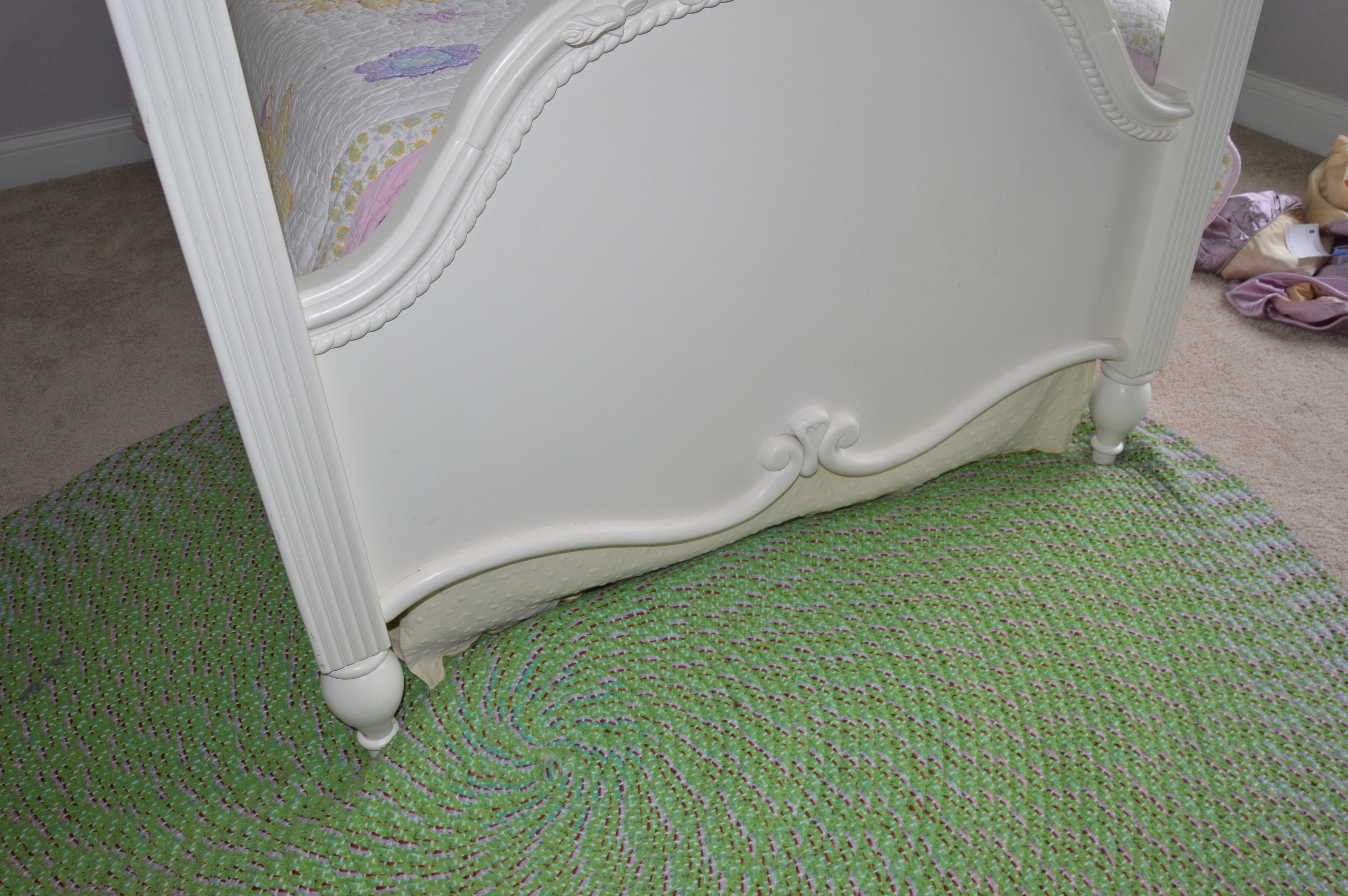 Shabby Chic Style Twin Size Poster Bed, Quilt, and Accessories