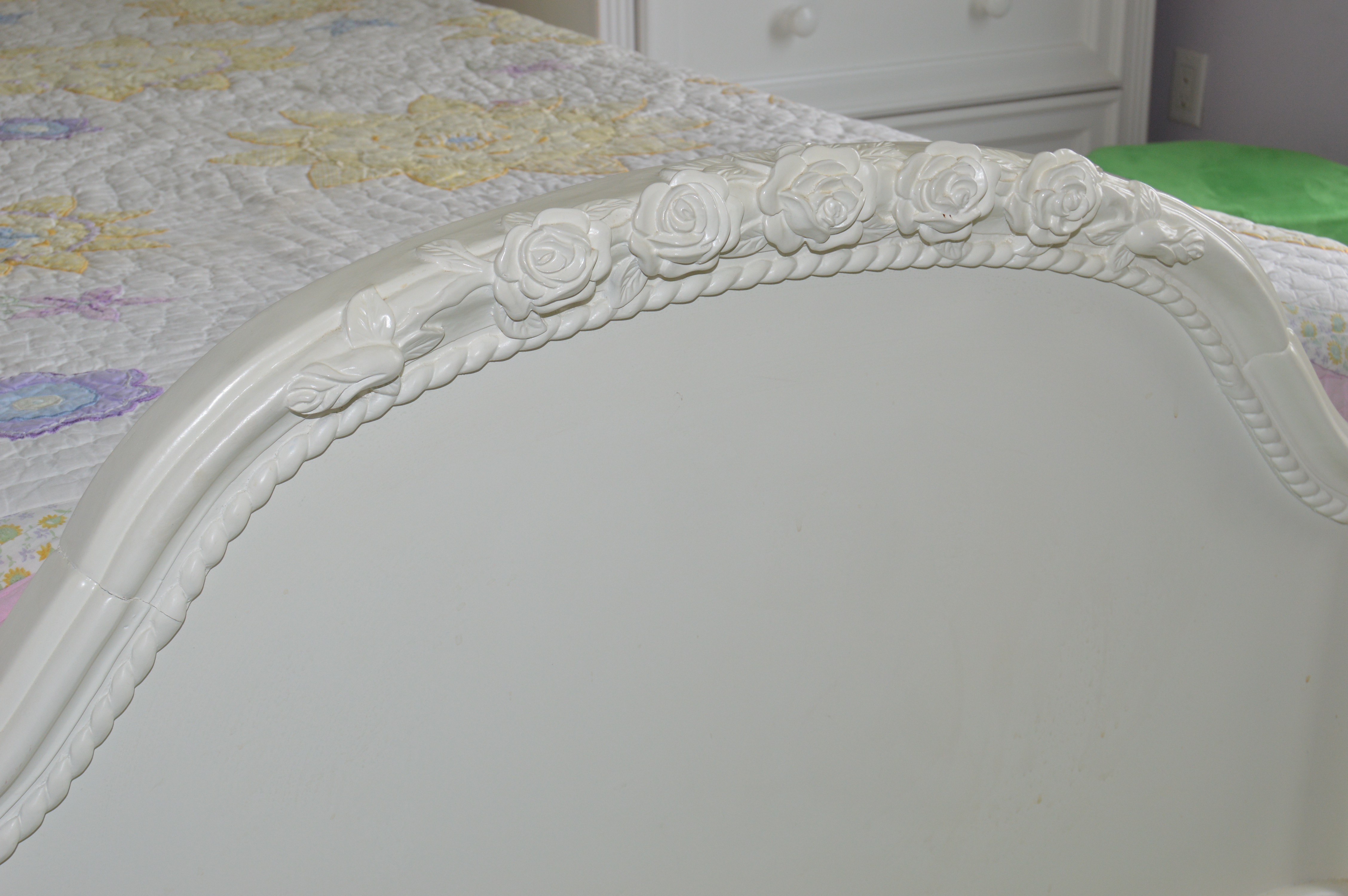 Shabby Chic Style Twin Size Poster Bed, Quilt, and Accessories