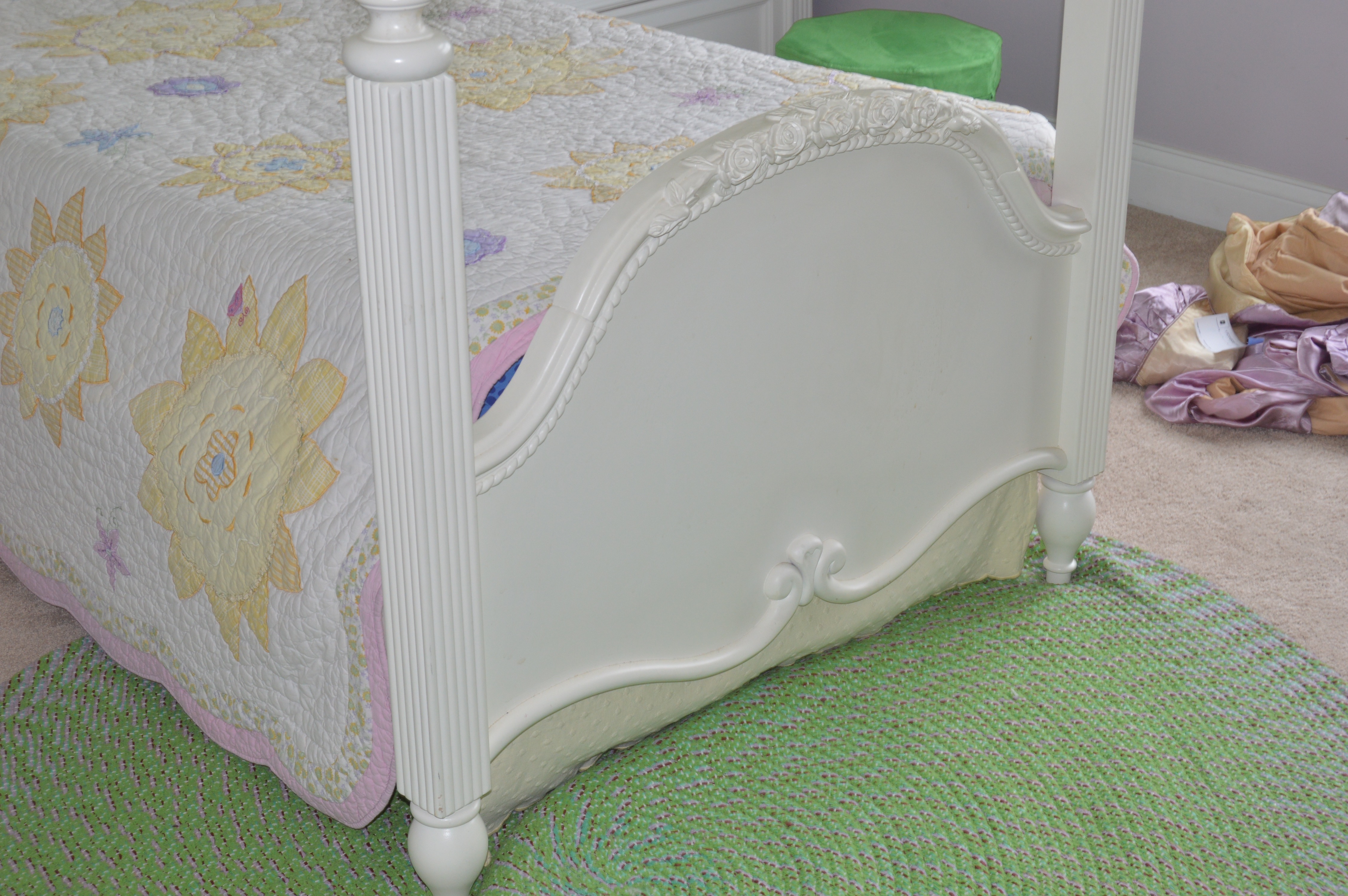 Shabby Chic Style Twin Size Poster Bed, Quilt, and Accessories