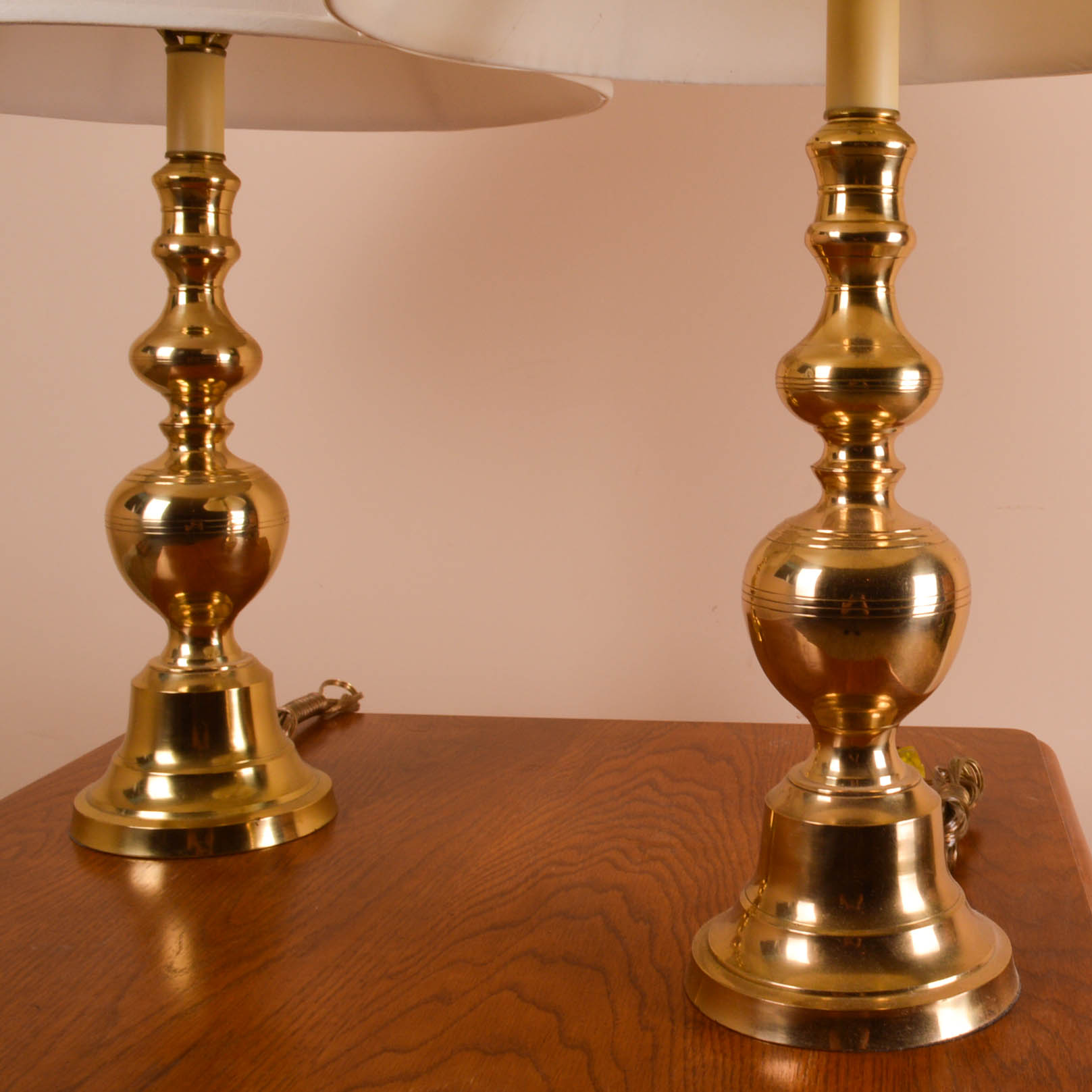 Broyhill End Table With Table Lamps