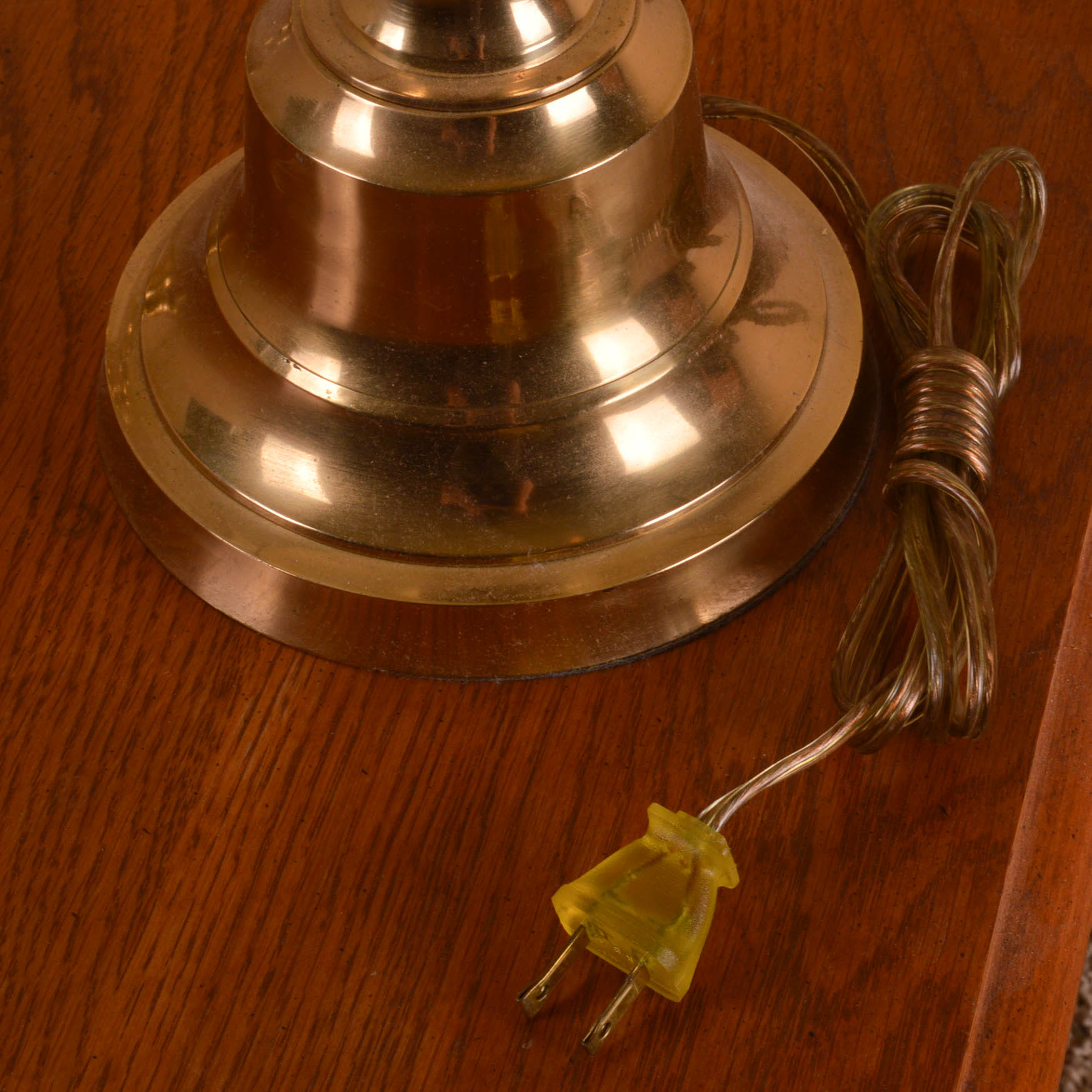 Broyhill End Table With Table Lamps