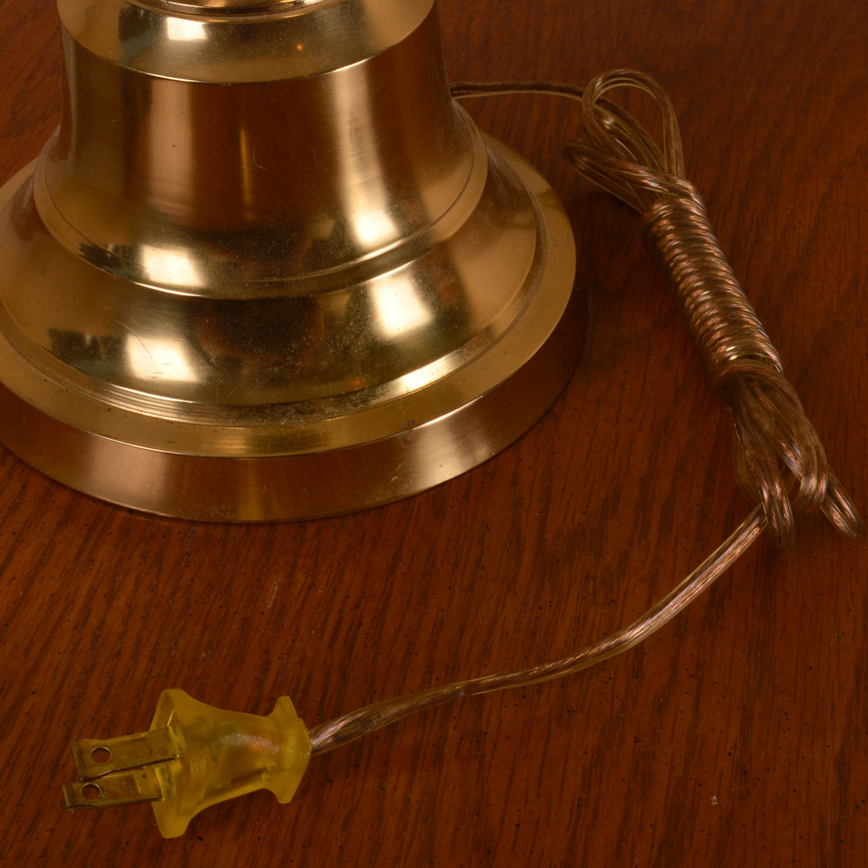 Broyhill End Table With Table Lamps