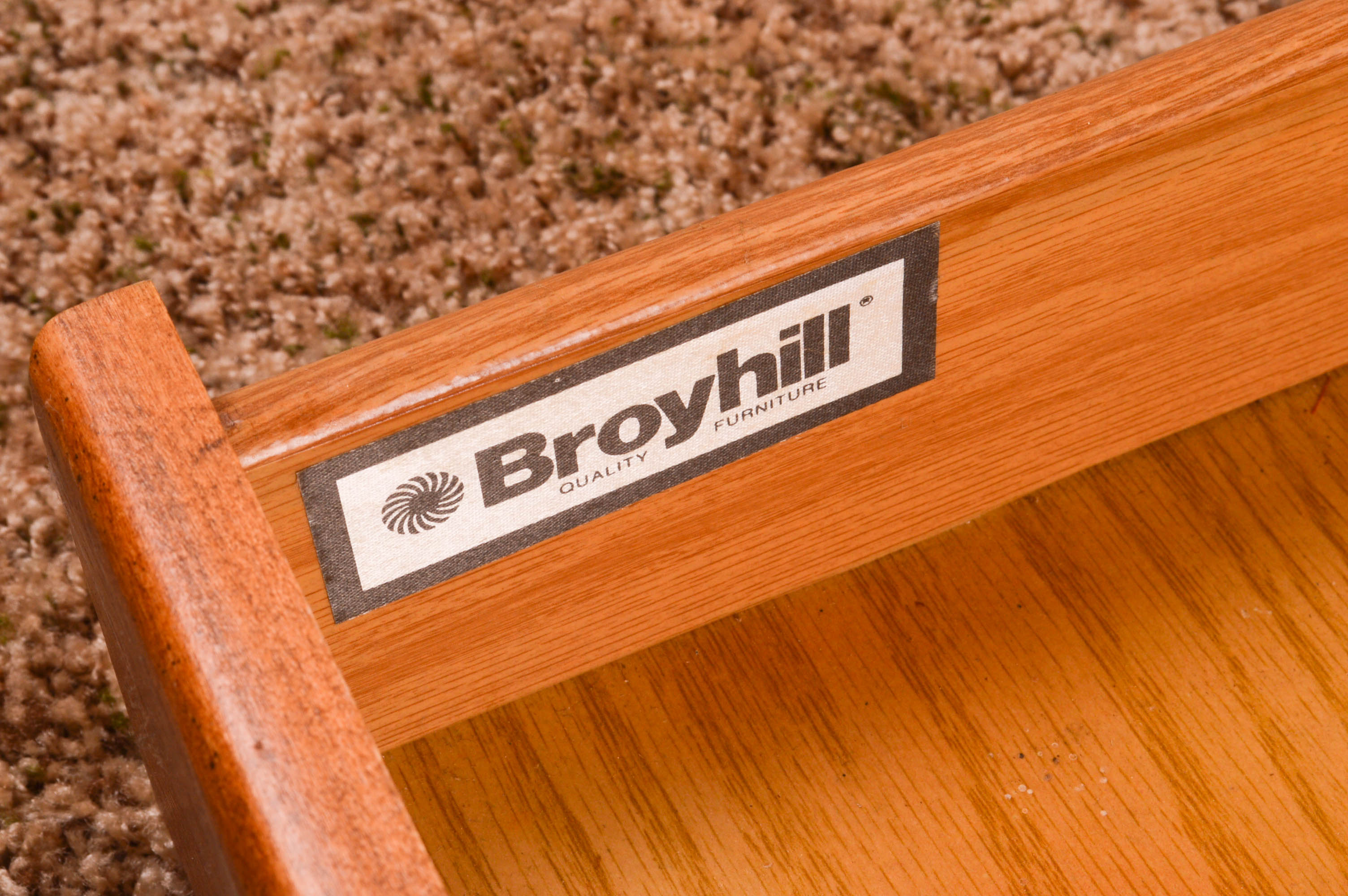 Broyhill End Table With Table Lamps