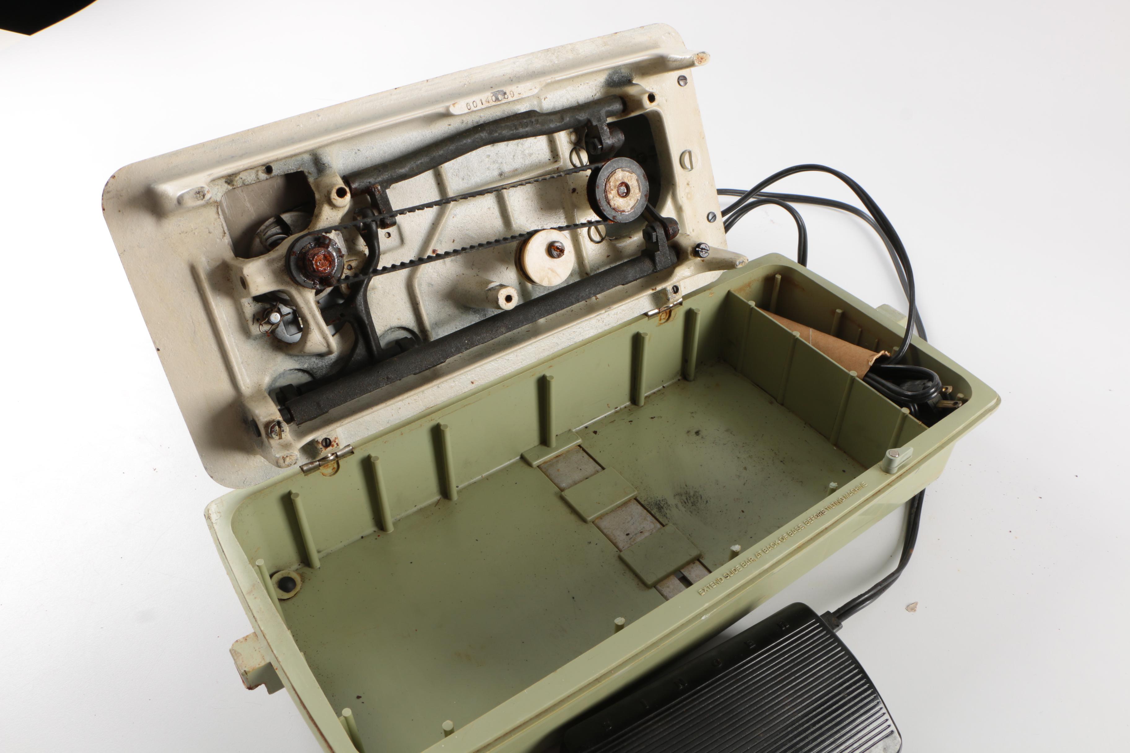 Vintage Singer Fashion Mate Sewing Machine