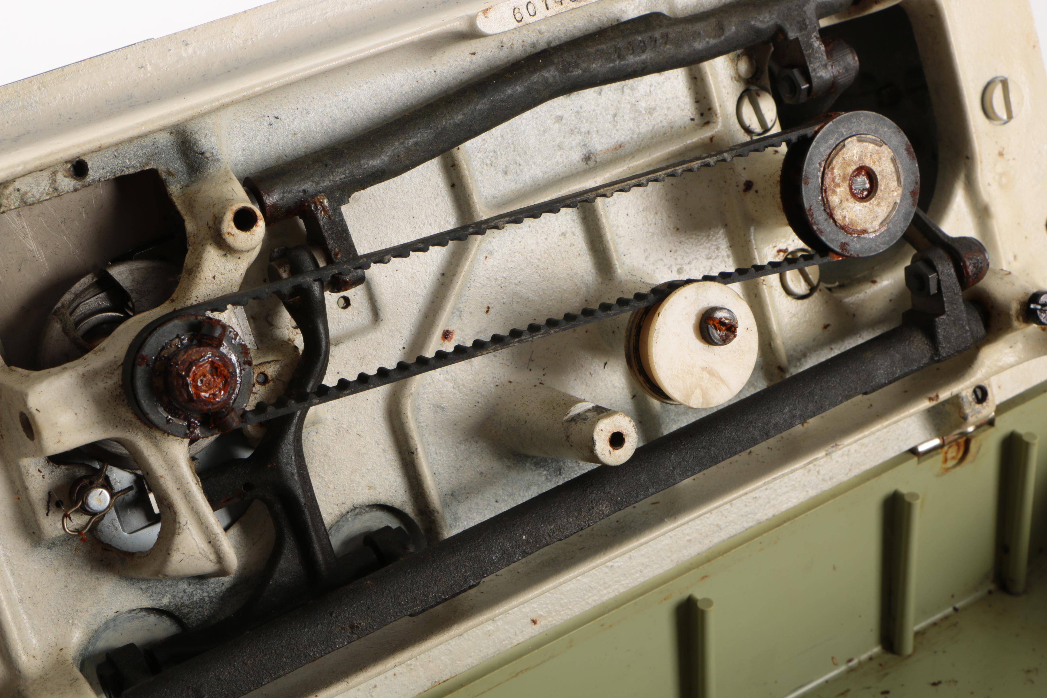 Vintage Singer Fashion Mate Sewing Machine