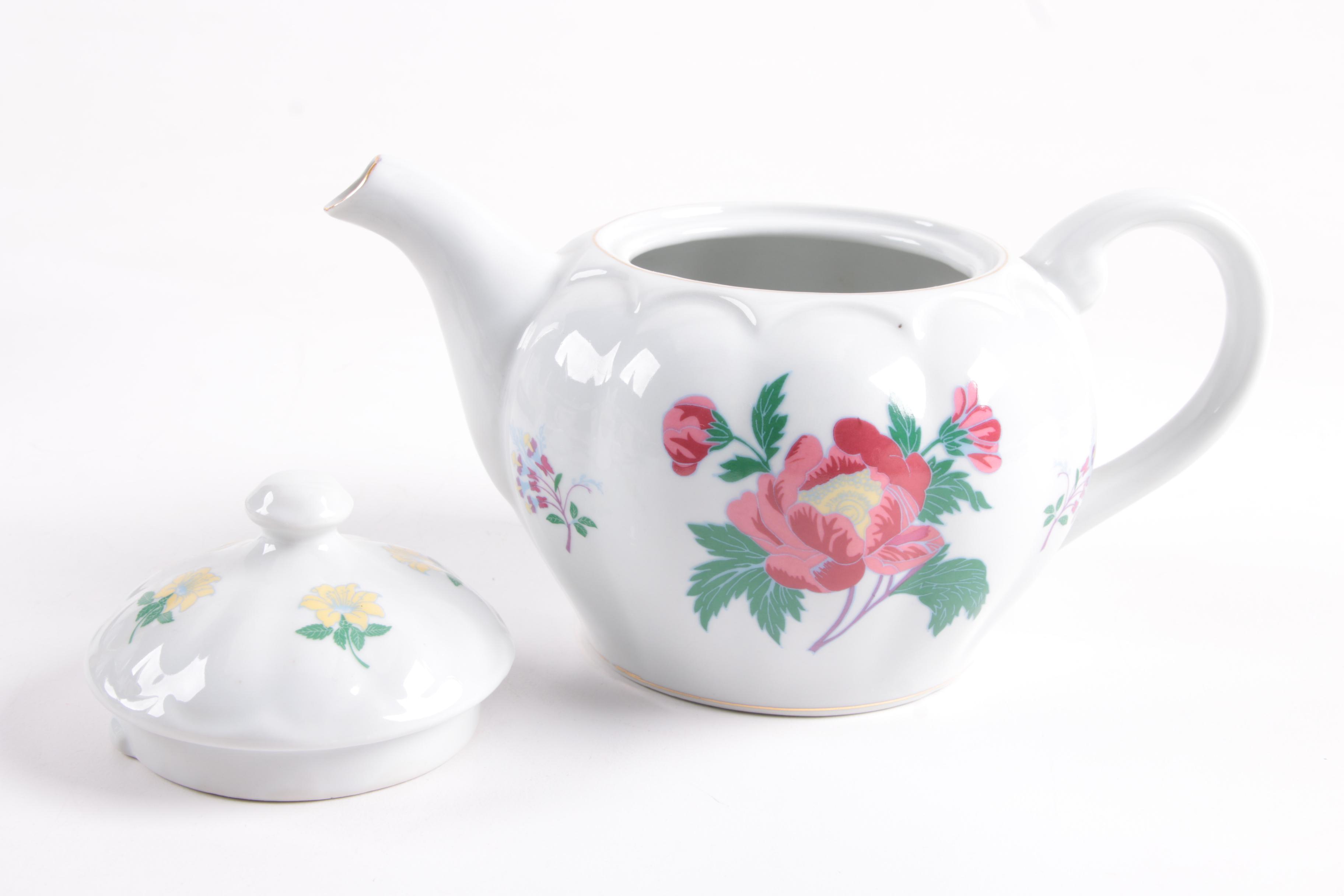 Tea Pots and Tea Cups with Tray Featuring Villeroy & Boch