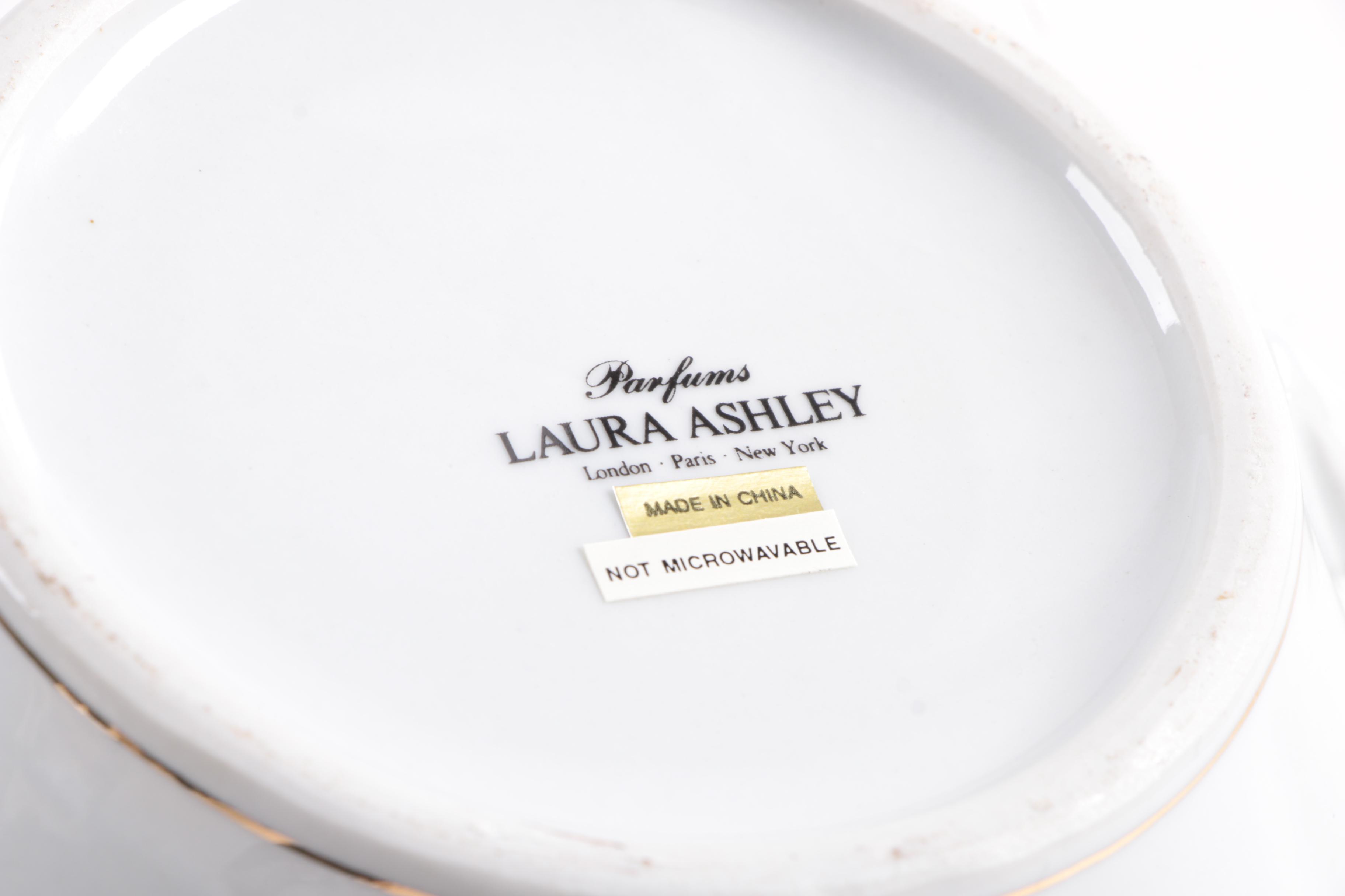 Tea Pots and Tea Cups with Tray Featuring Villeroy & Boch