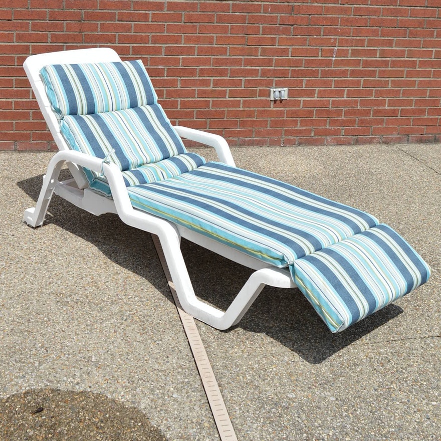 Plastic Chaise Longue with Cushion