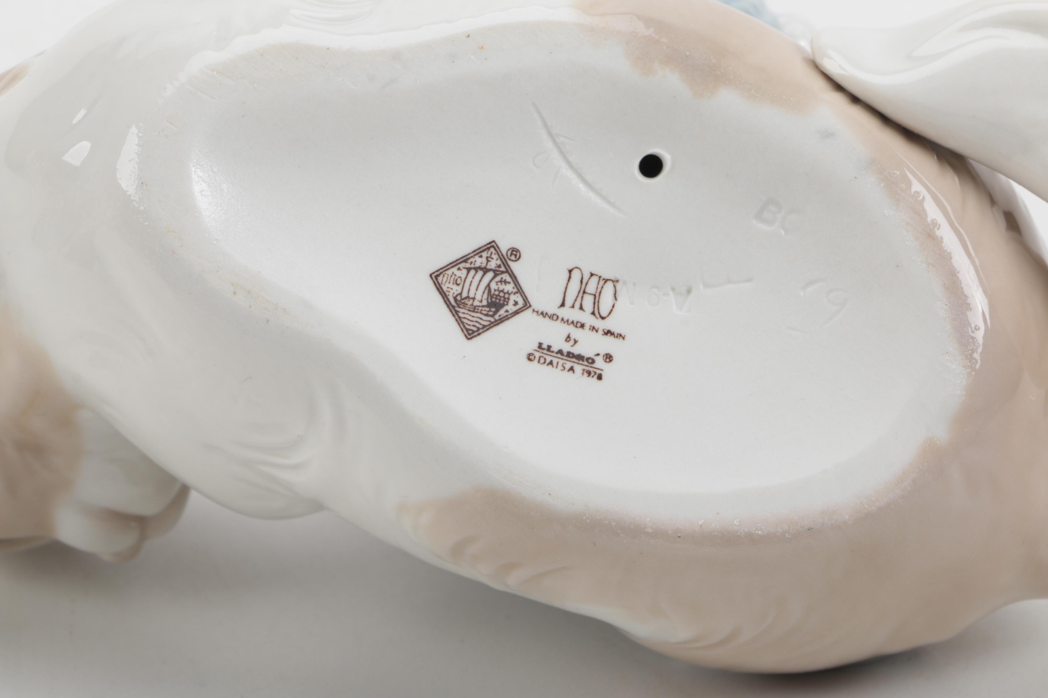 NAO by Lladro Cat with Ball of Yarn Figurine