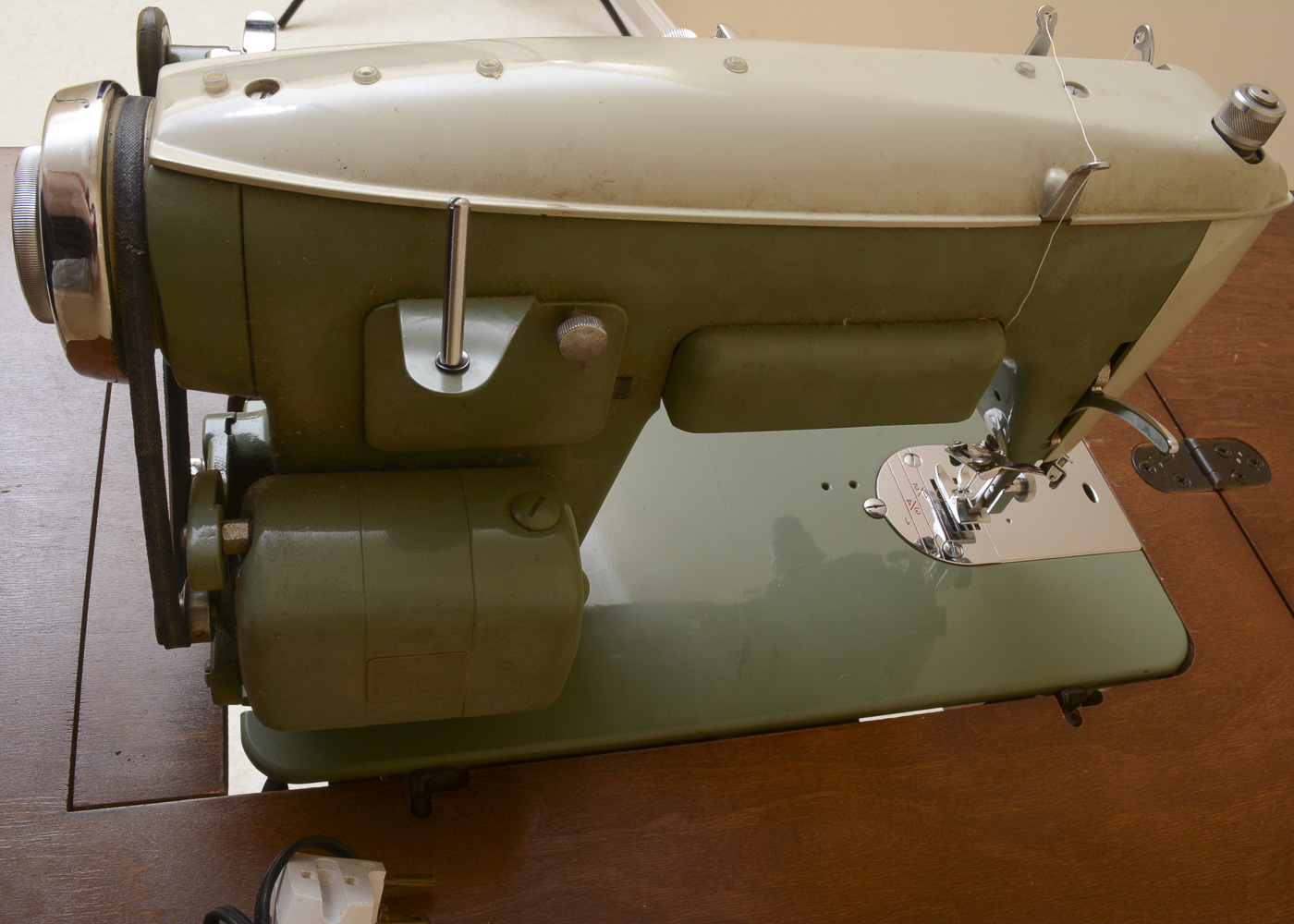 Janome "New Home" Model 532 Sewing Machine and Table