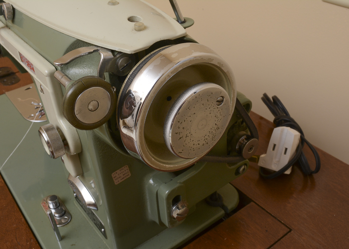 Janome "New Home" Model 532 Sewing Machine and Table