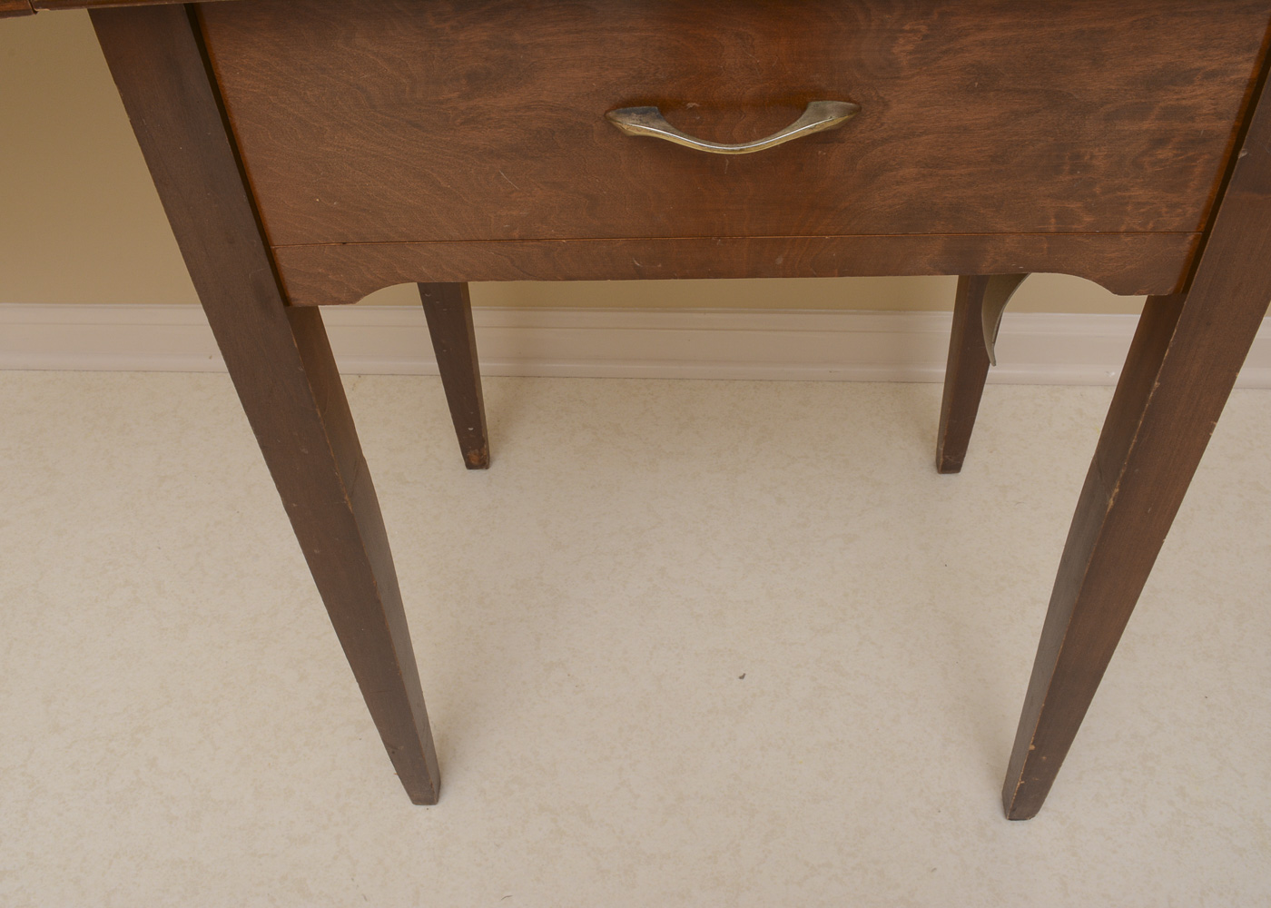 Janome "New Home" Model 532 Sewing Machine and Table