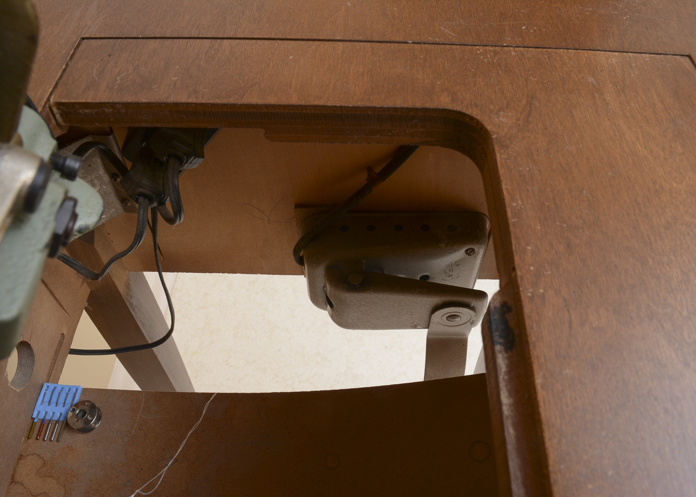 Janome "New Home" Model 532 Sewing Machine and Table