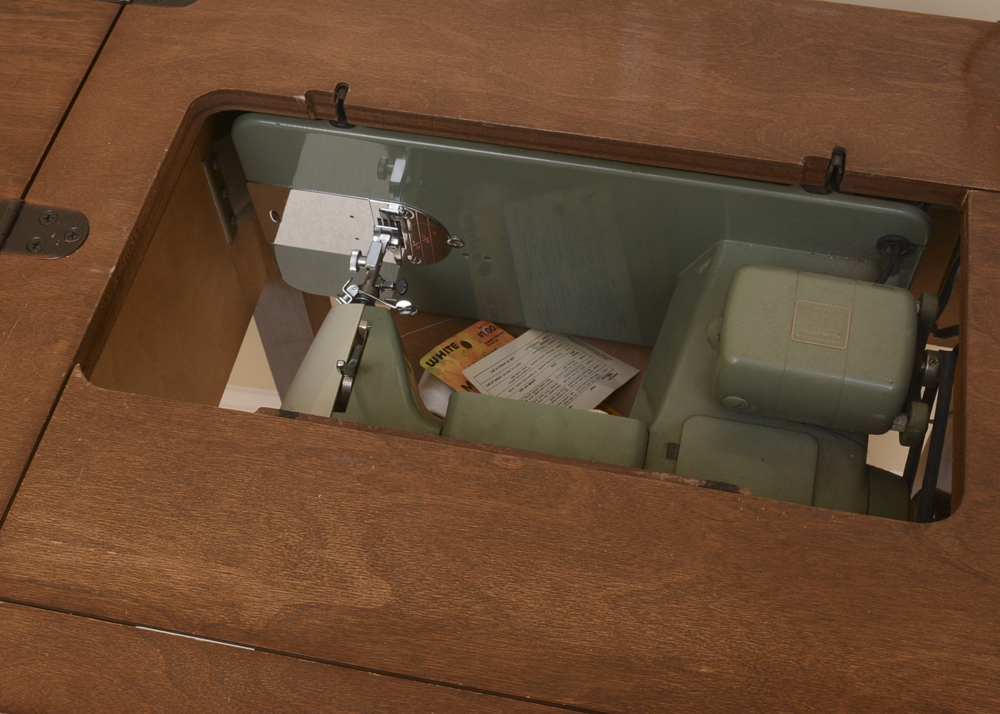 Janome "New Home" Model 532 Sewing Machine and Table