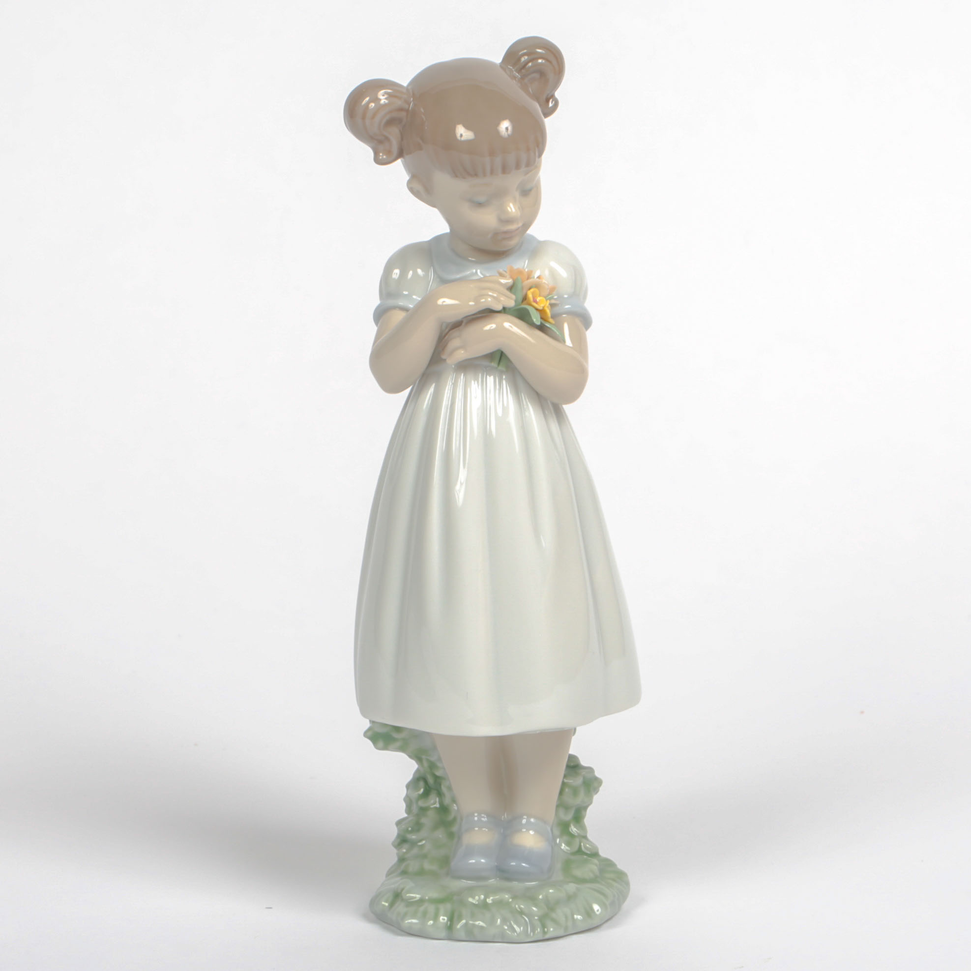 Lladró "Flowers For Mommy" Porcelain Figurine