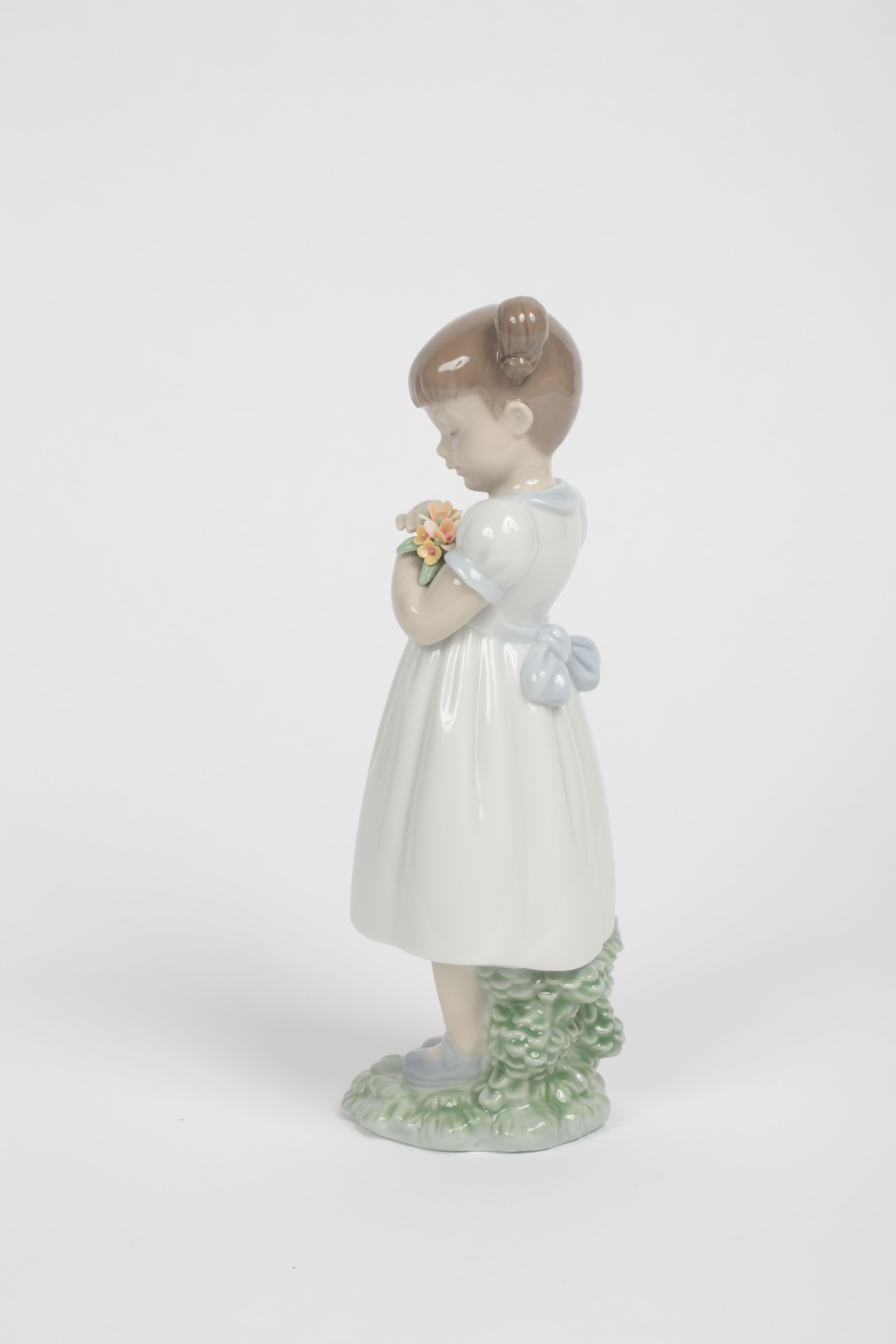 Lladró "Flowers For Mommy" Porcelain Figurine