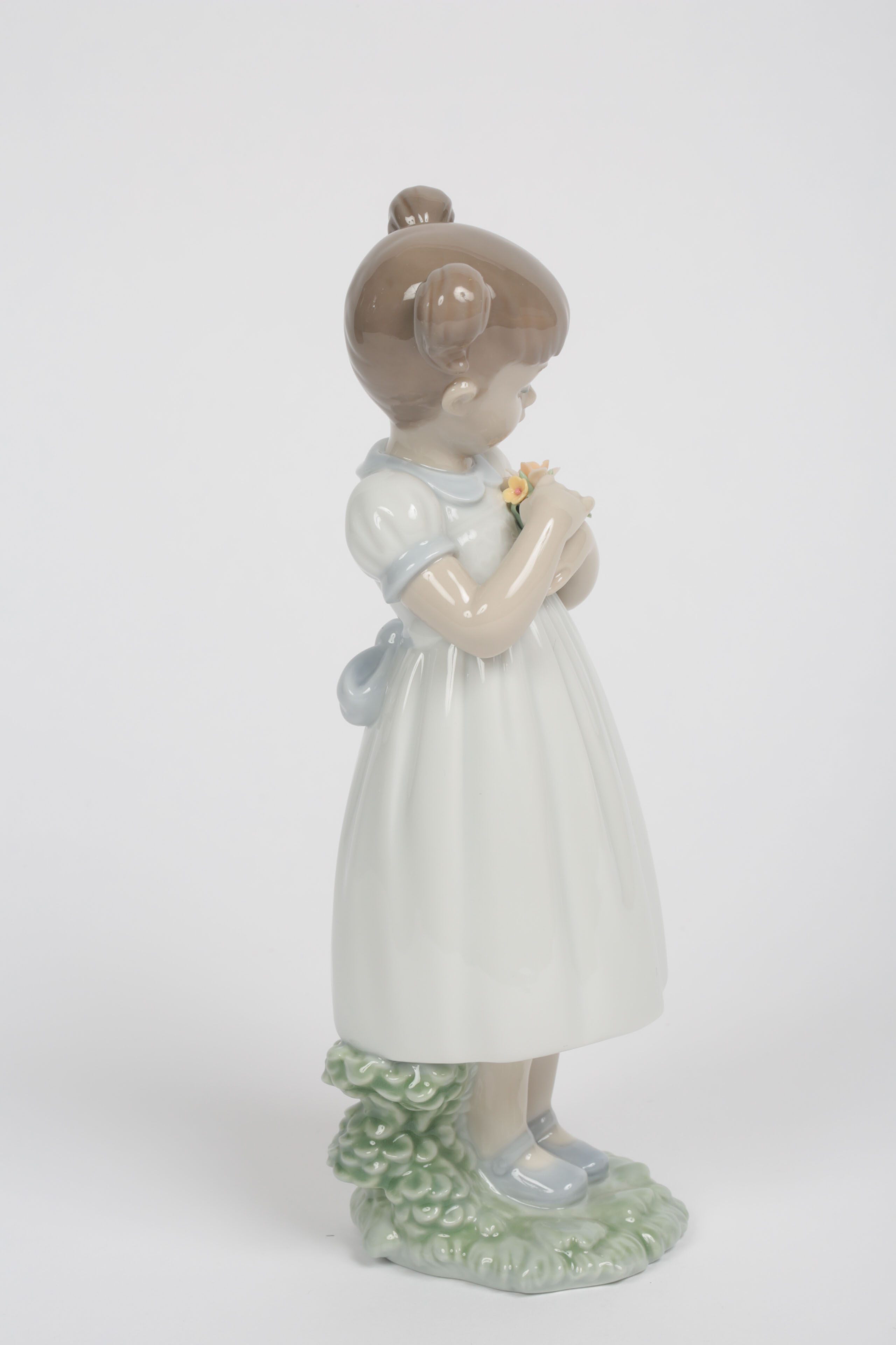 Lladró "Flowers For Mommy" Porcelain Figurine