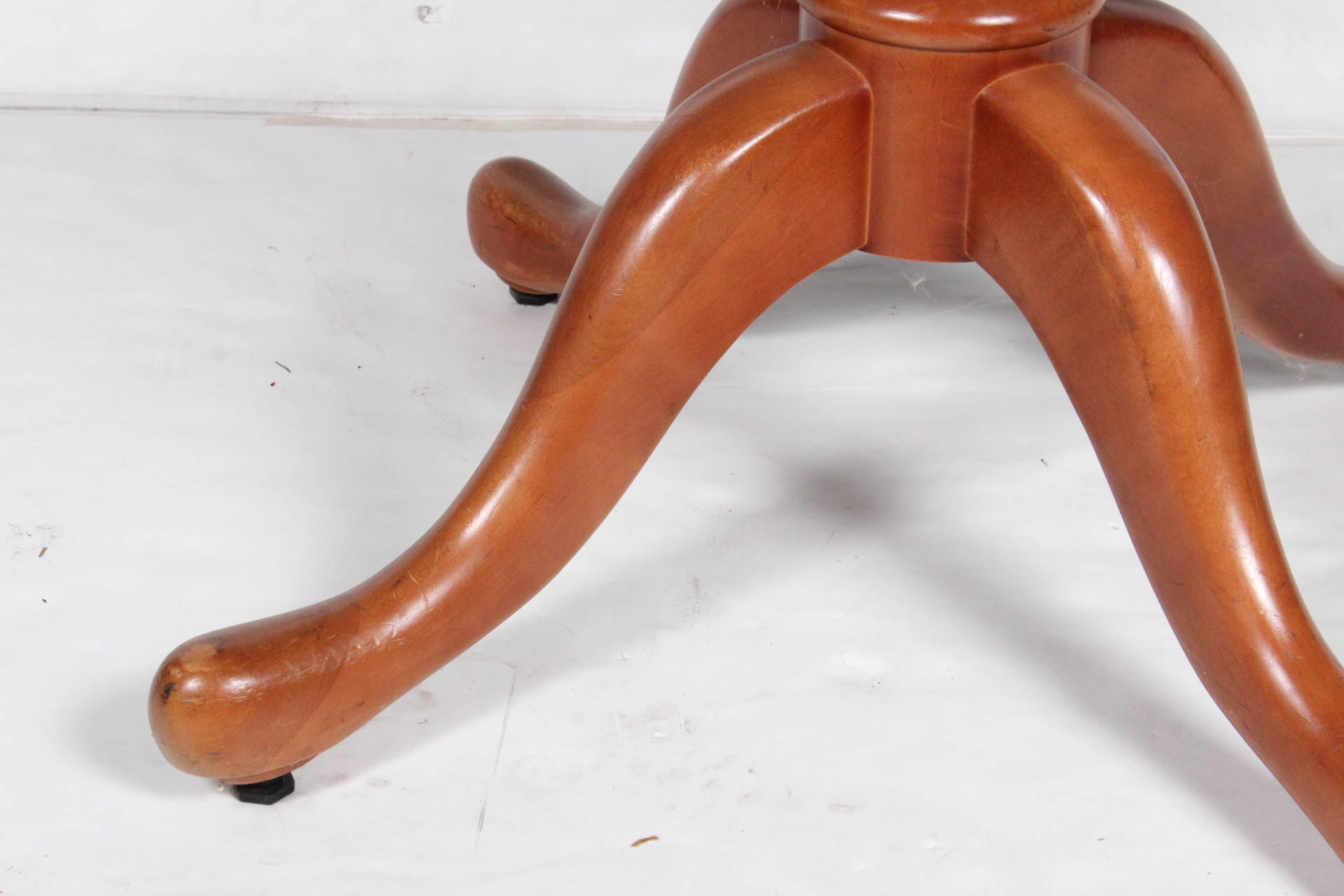 Round Glass Top Pedestal Dining Table