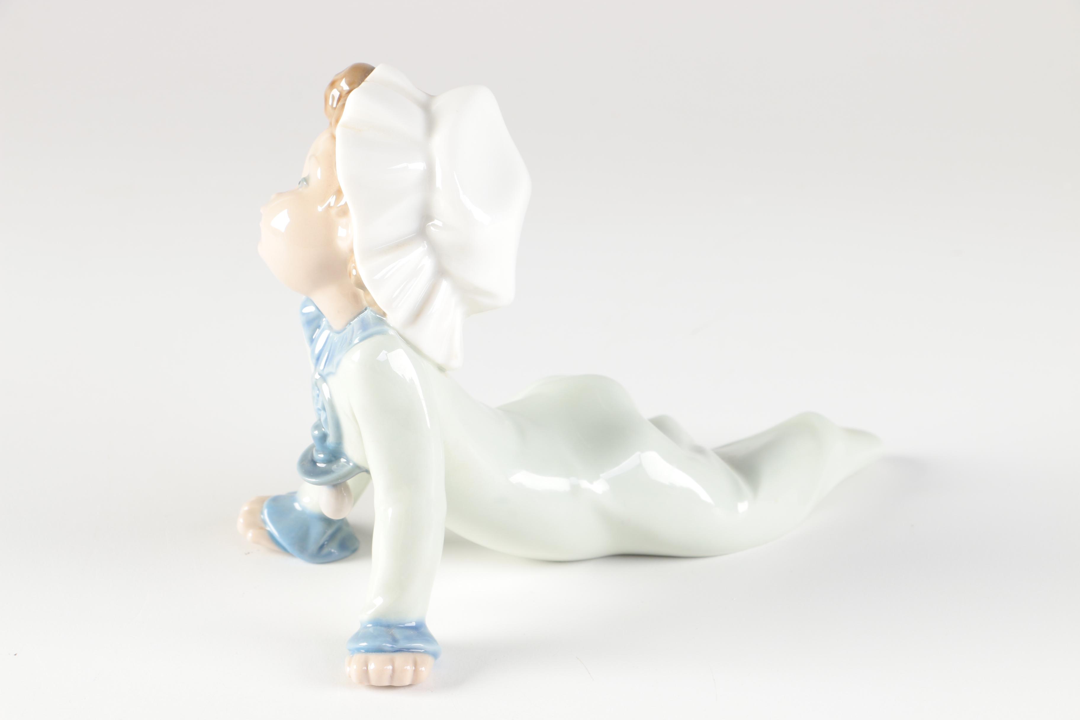 Lladró "Baby Sitting on the Floor" Figurine