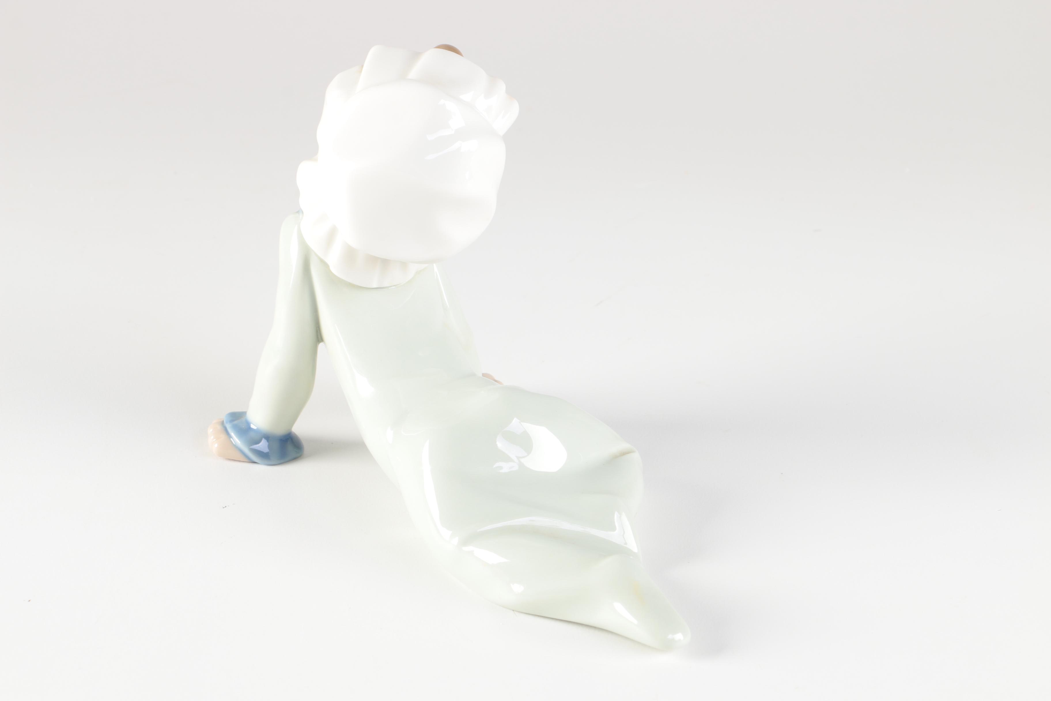 Lladró "Baby Sitting on the Floor" Figurine