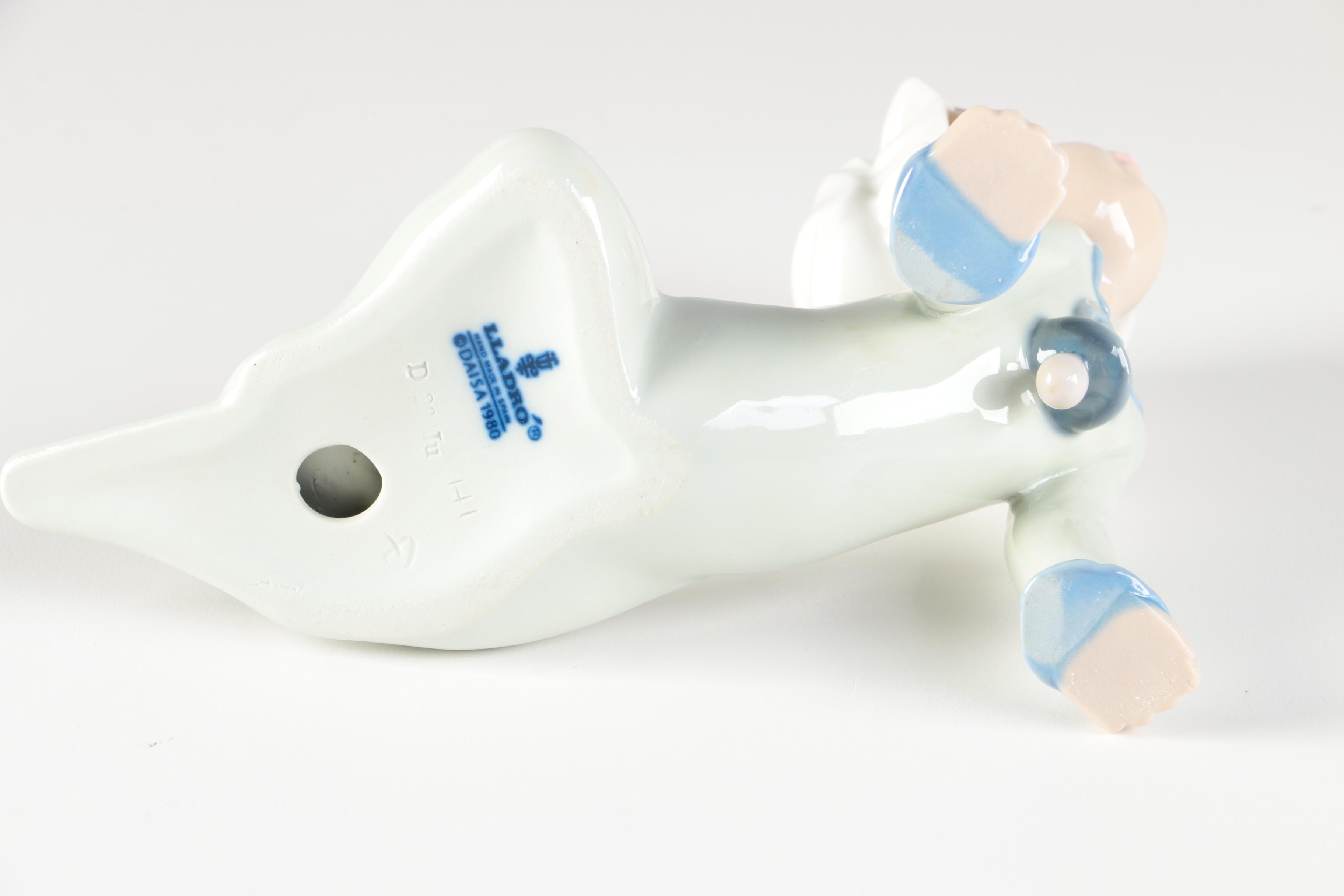 Lladró "Baby Sitting on the Floor" Figurine