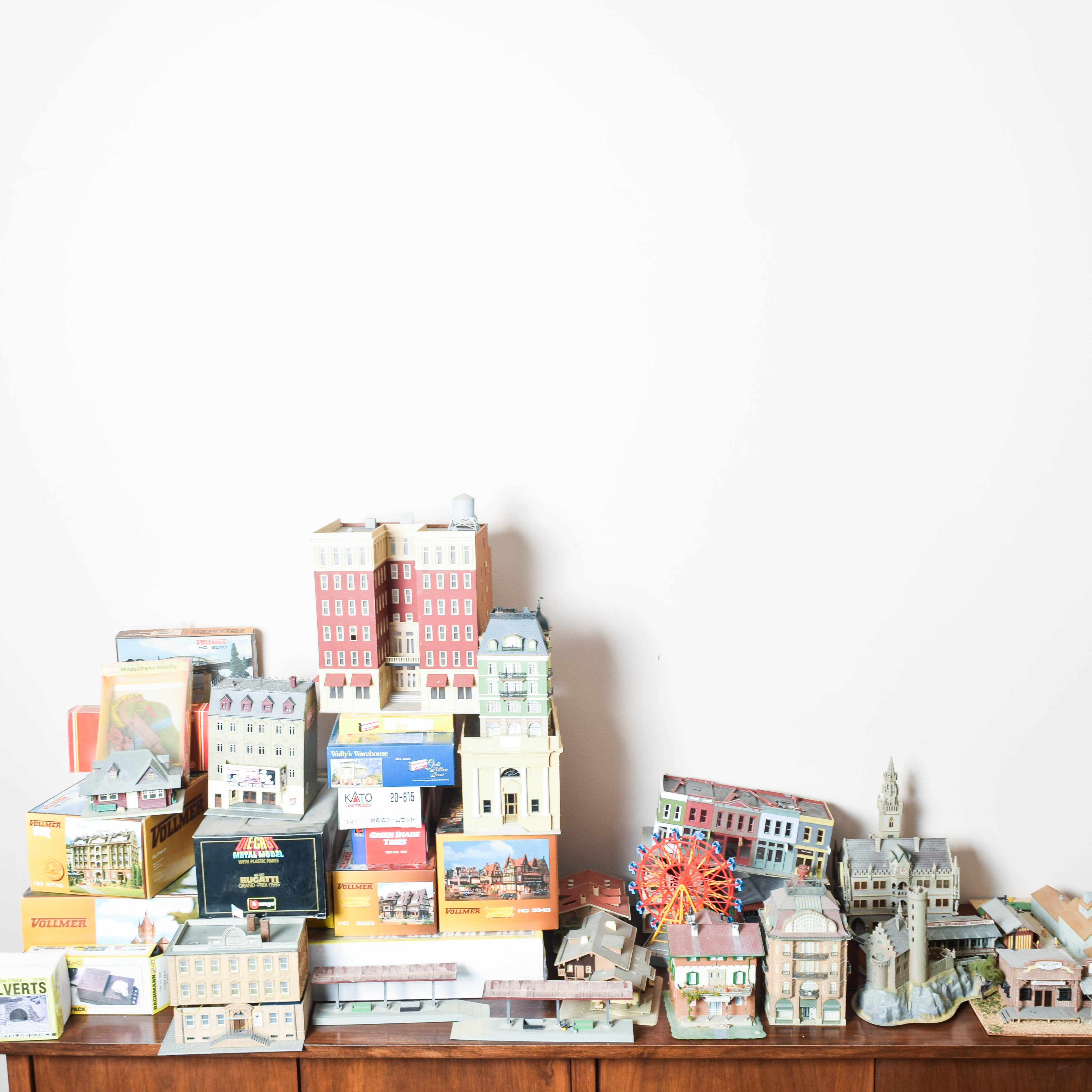 Collection of American and European HO/OO Scale Train Buildings and  Scenery