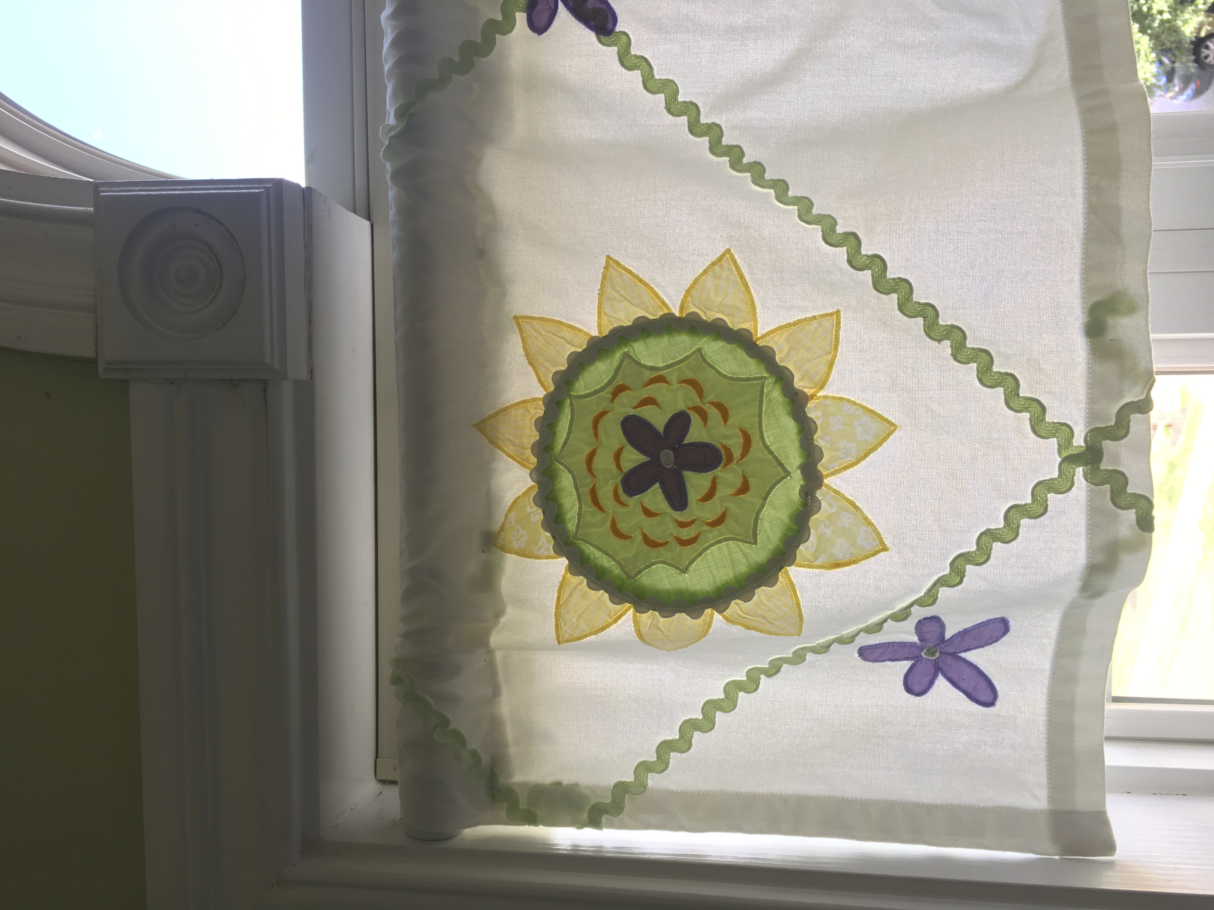 Shabby Chic Style Twin Size Poster Bed, Quilt, and Accessories