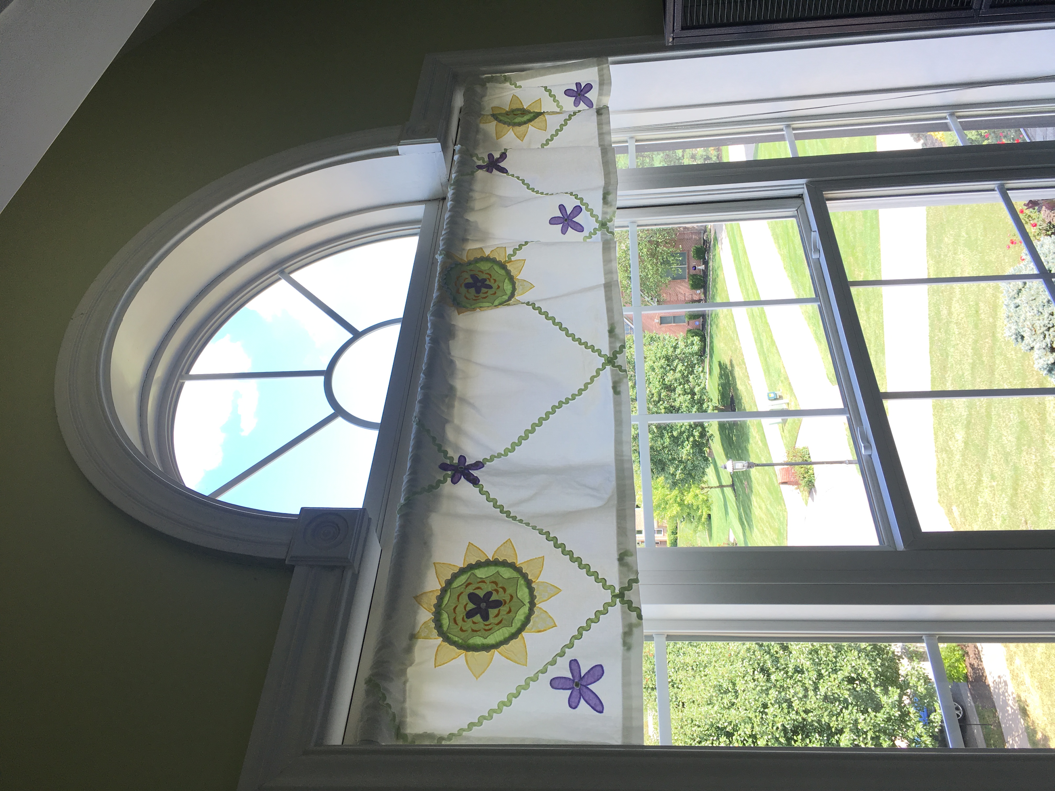 Shabby Chic Style Twin Size Poster Bed, Quilt, and Accessories