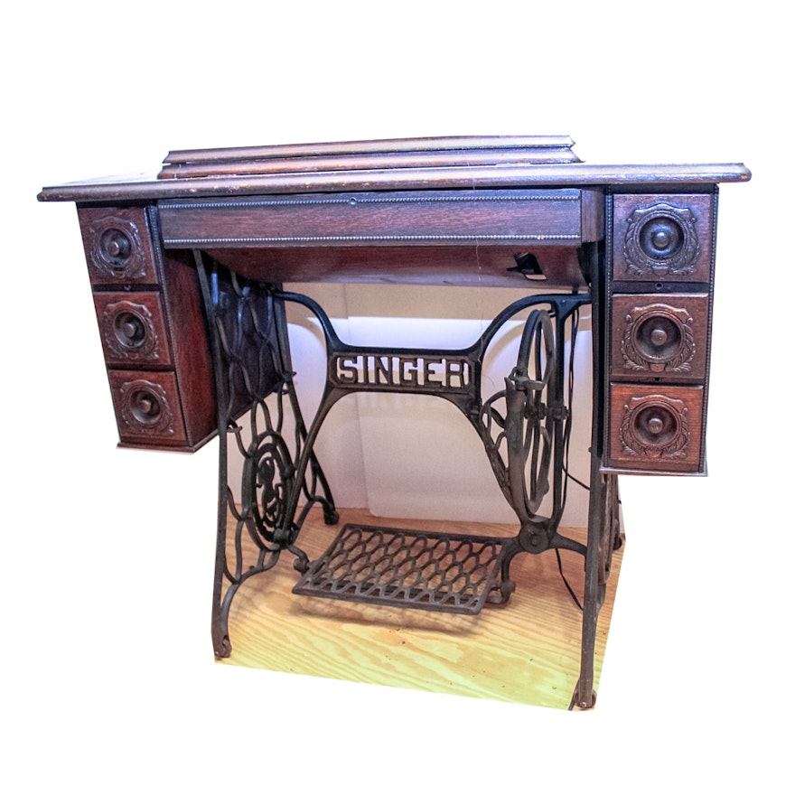 Antique Singer Table With Deluxe Sewing Machine