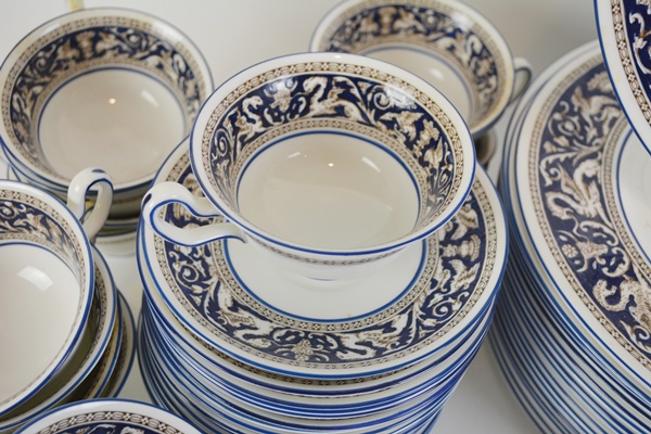 Wedgwood Bone China "Florentine Dark Blue Rim" Six Piece Setting For Seventeen