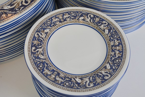 Wedgwood Bone China "Florentine Dark Blue Rim" Six Piece Setting For Seventeen