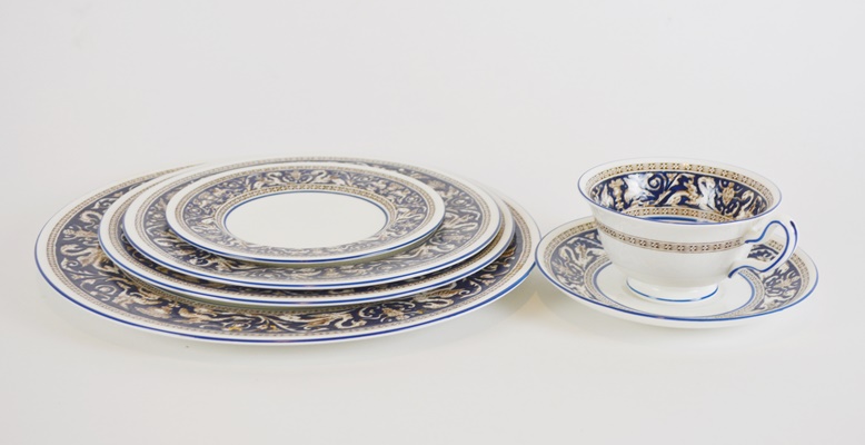 Wedgwood Bone China "Florentine Dark Blue Rim" Six Piece Setting For Seventeen