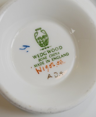 Wedgwood Bone China "Florentine Dark Blue Rim" Six Piece Setting For Seventeen