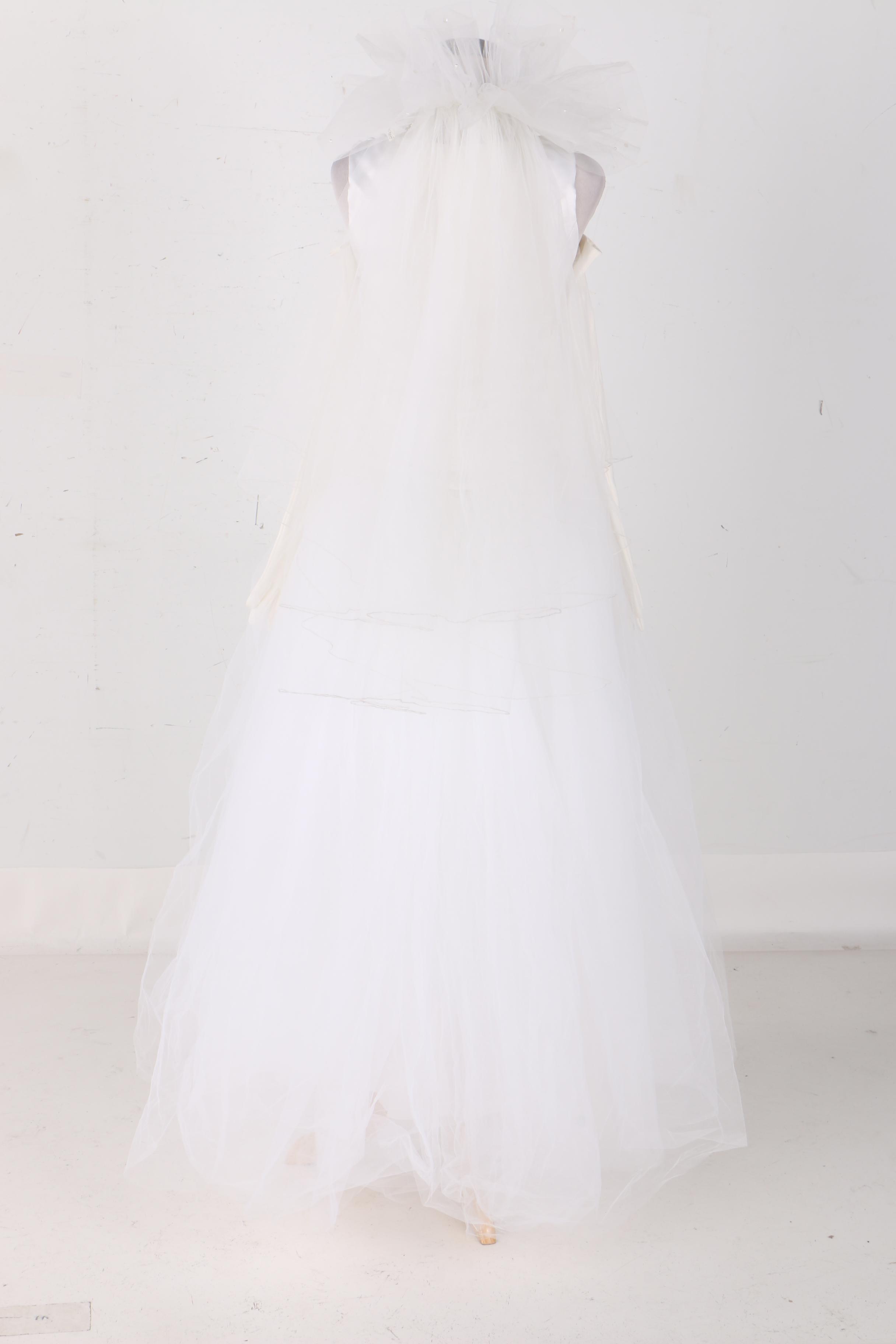 Vera Wang Tulle Wedding Dress with Veil and Gloves